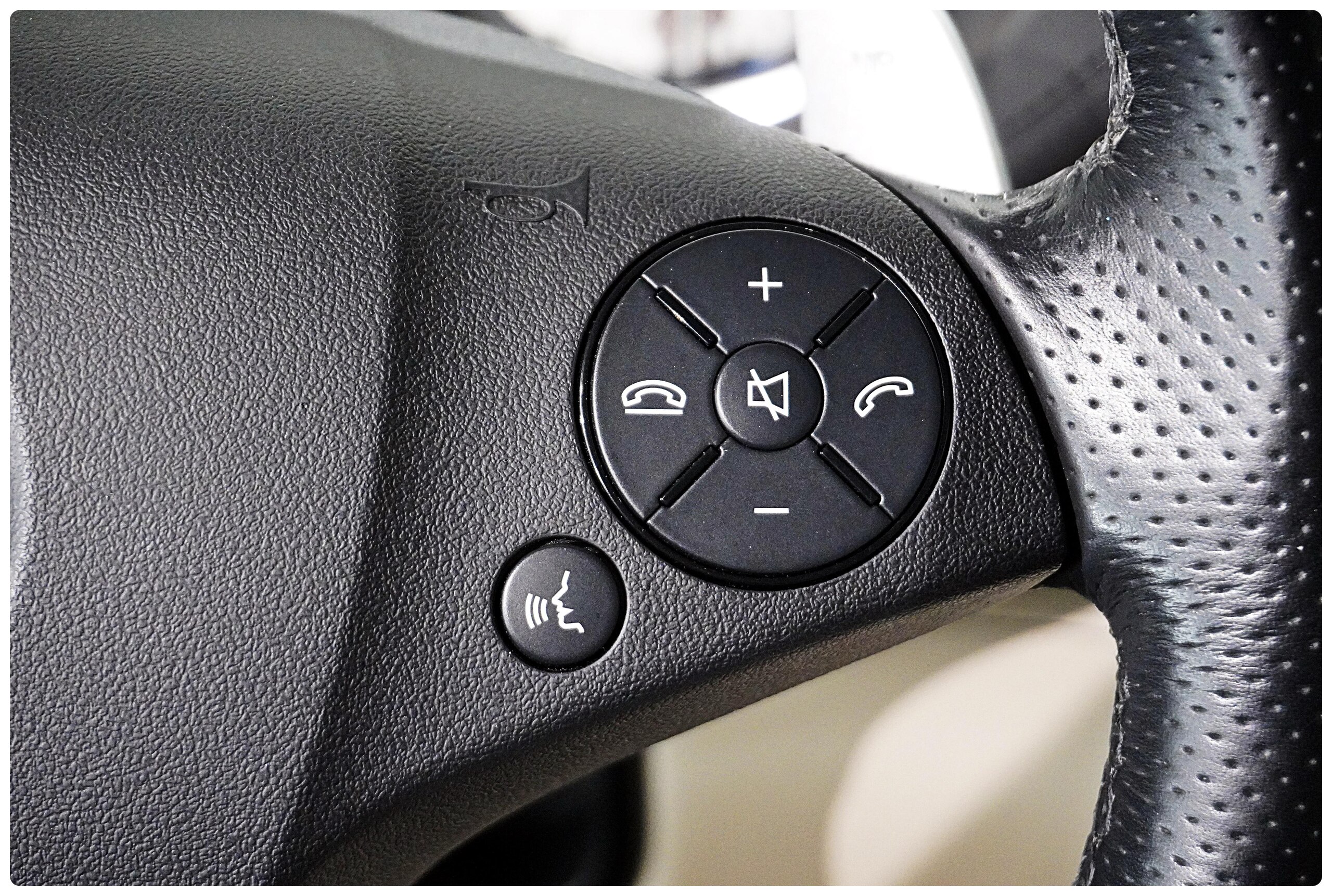 2010 Mercedes Benz SLS AMG — Photo 20 / 38