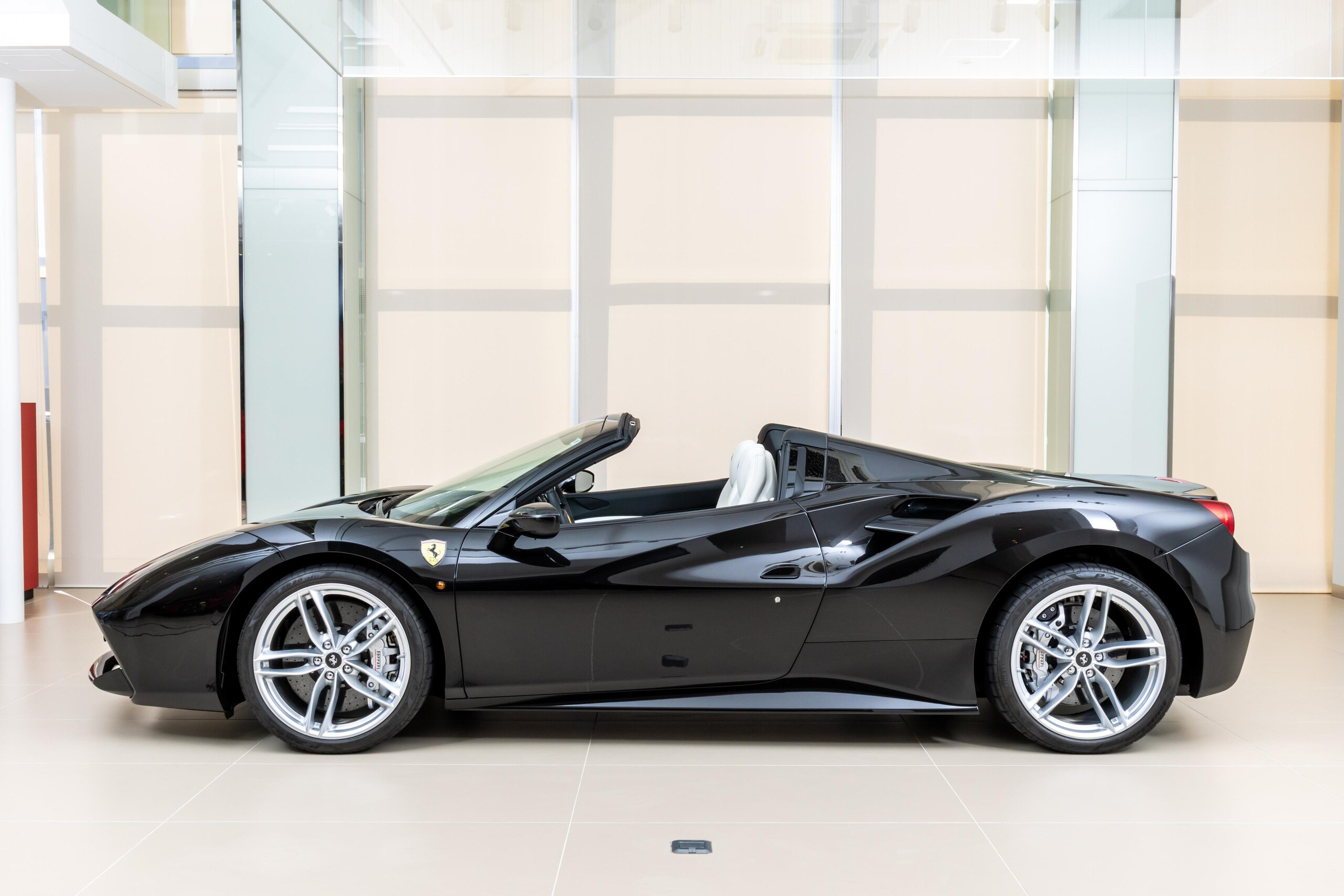 2016 Ferrari 488 Spider — Photo 8 / 35