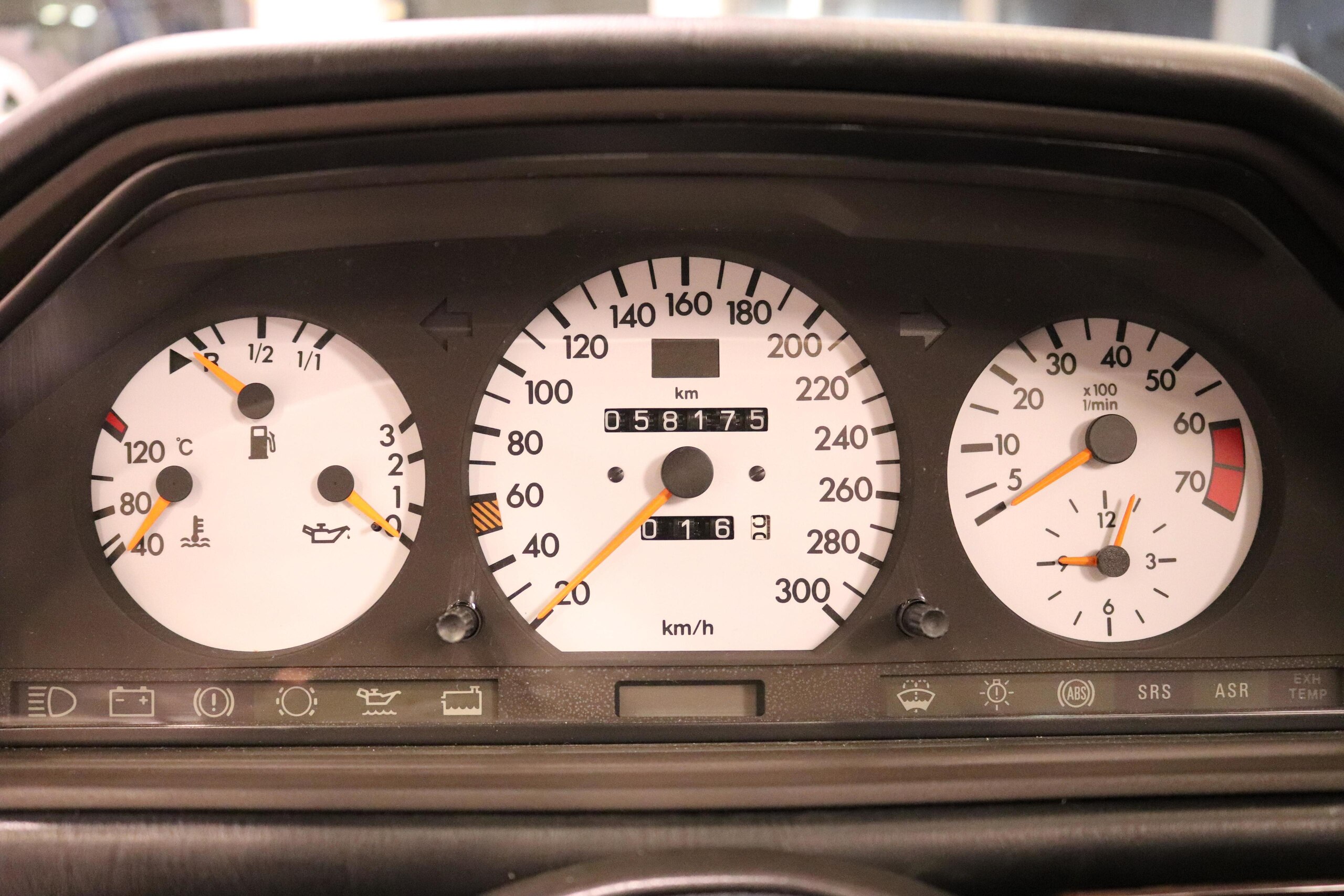 1994 Mercedes Benz E500 — Photo 9 / 19