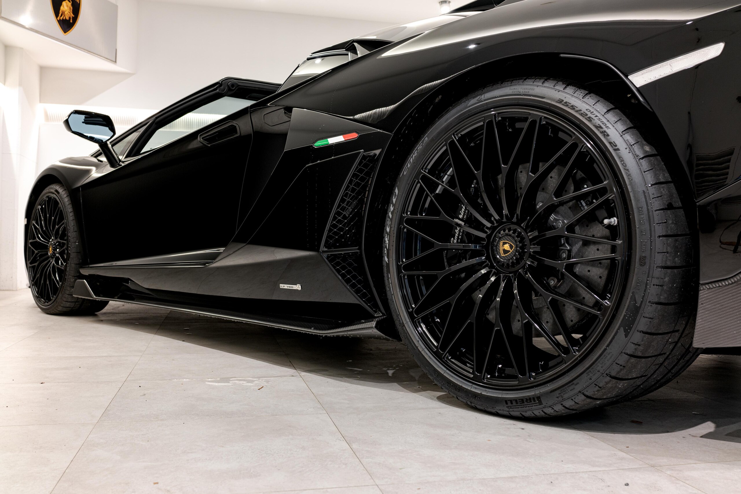 2022 Lamborghini Aventador Roadster LP780-4 Ultimae — Photo 6 / 27