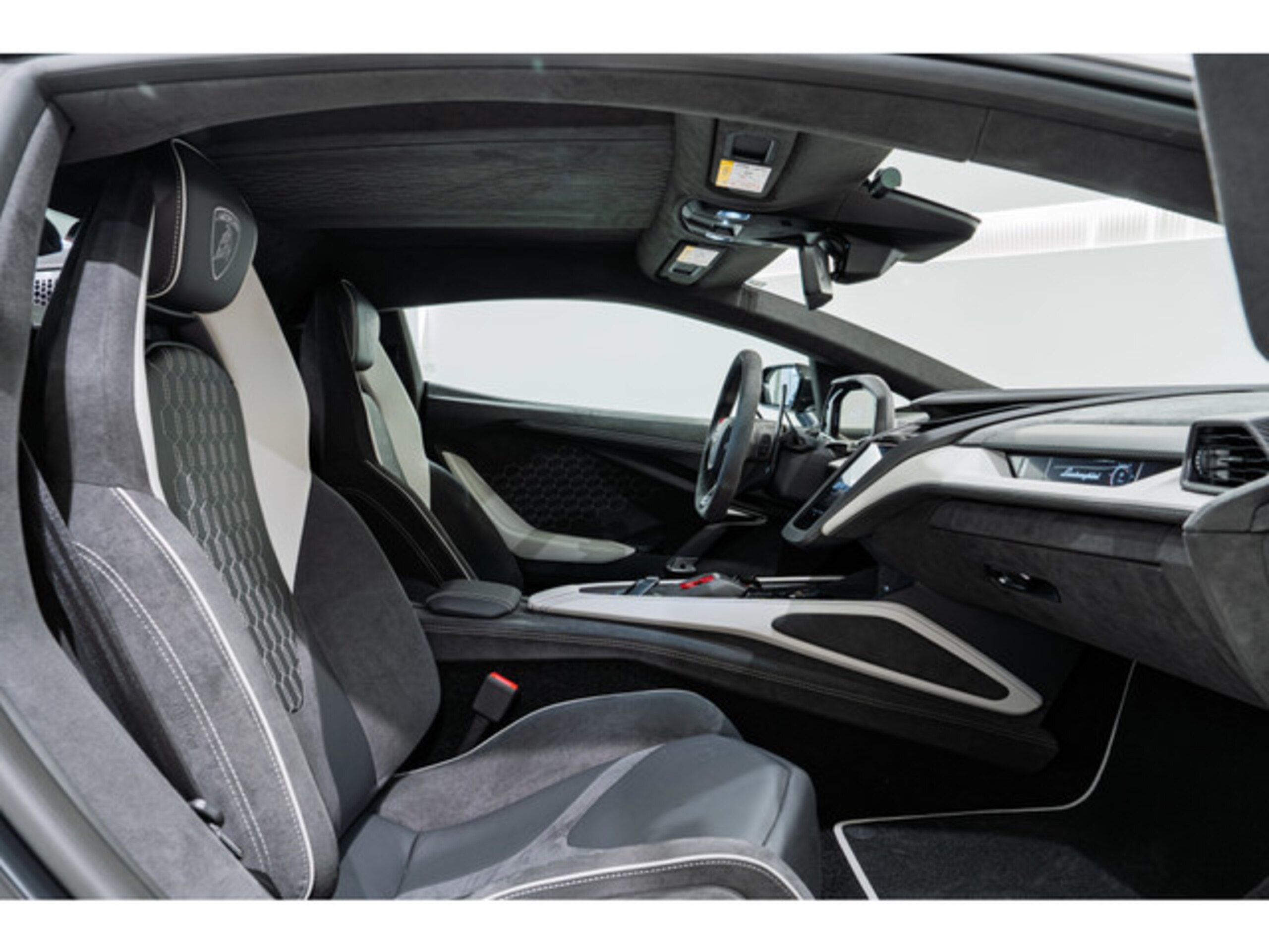 2024 Lamborghini Revuelto — Photo 17 / 31