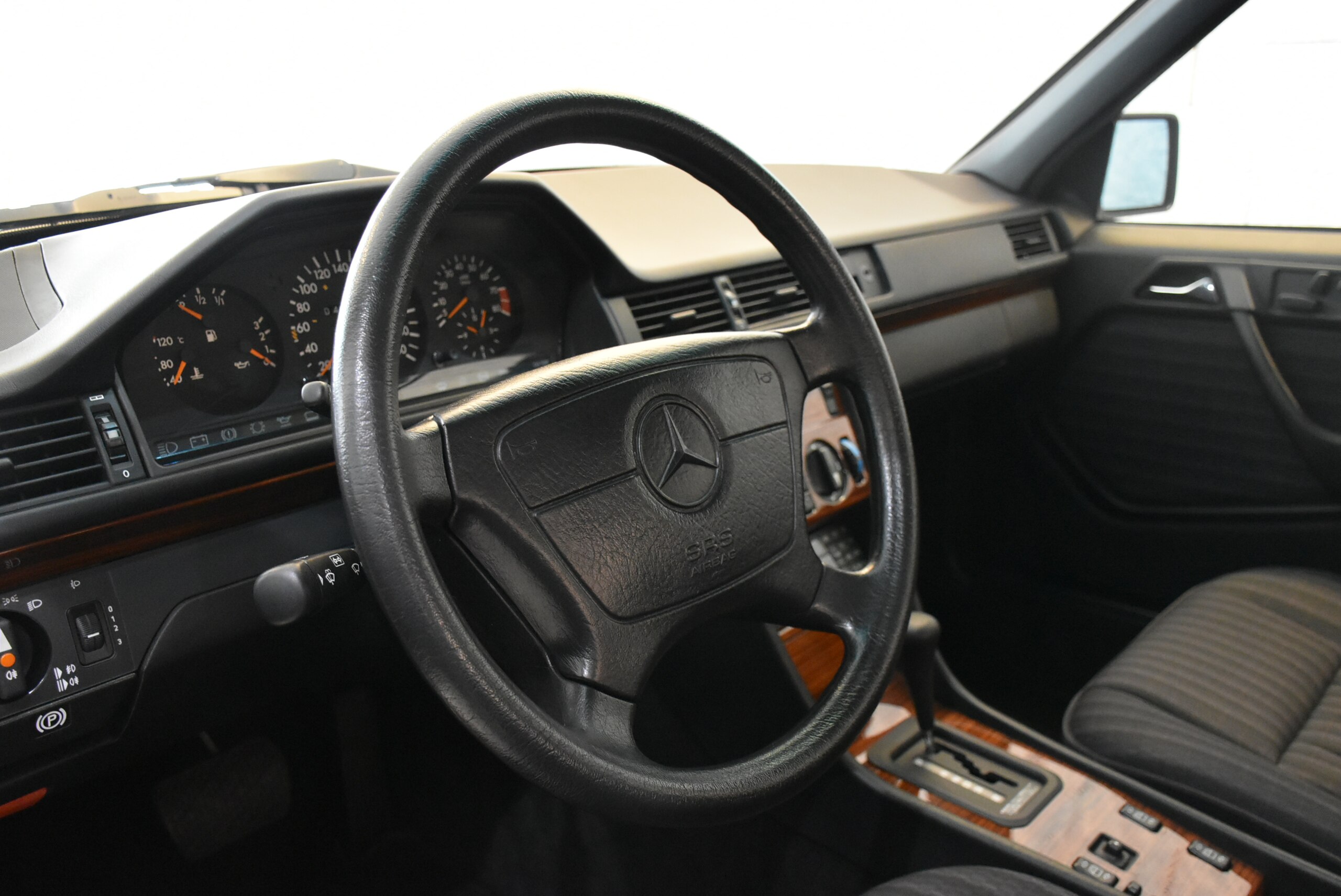 1992 Mercedes Benz 300E-24 — Photo 8 / 19