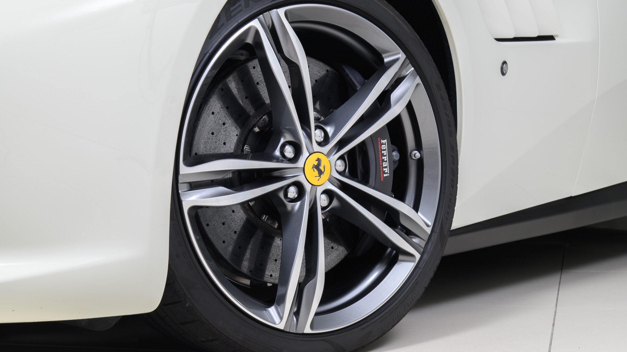2020 Ferrari GTC4Lusso — Photo 22 / 24