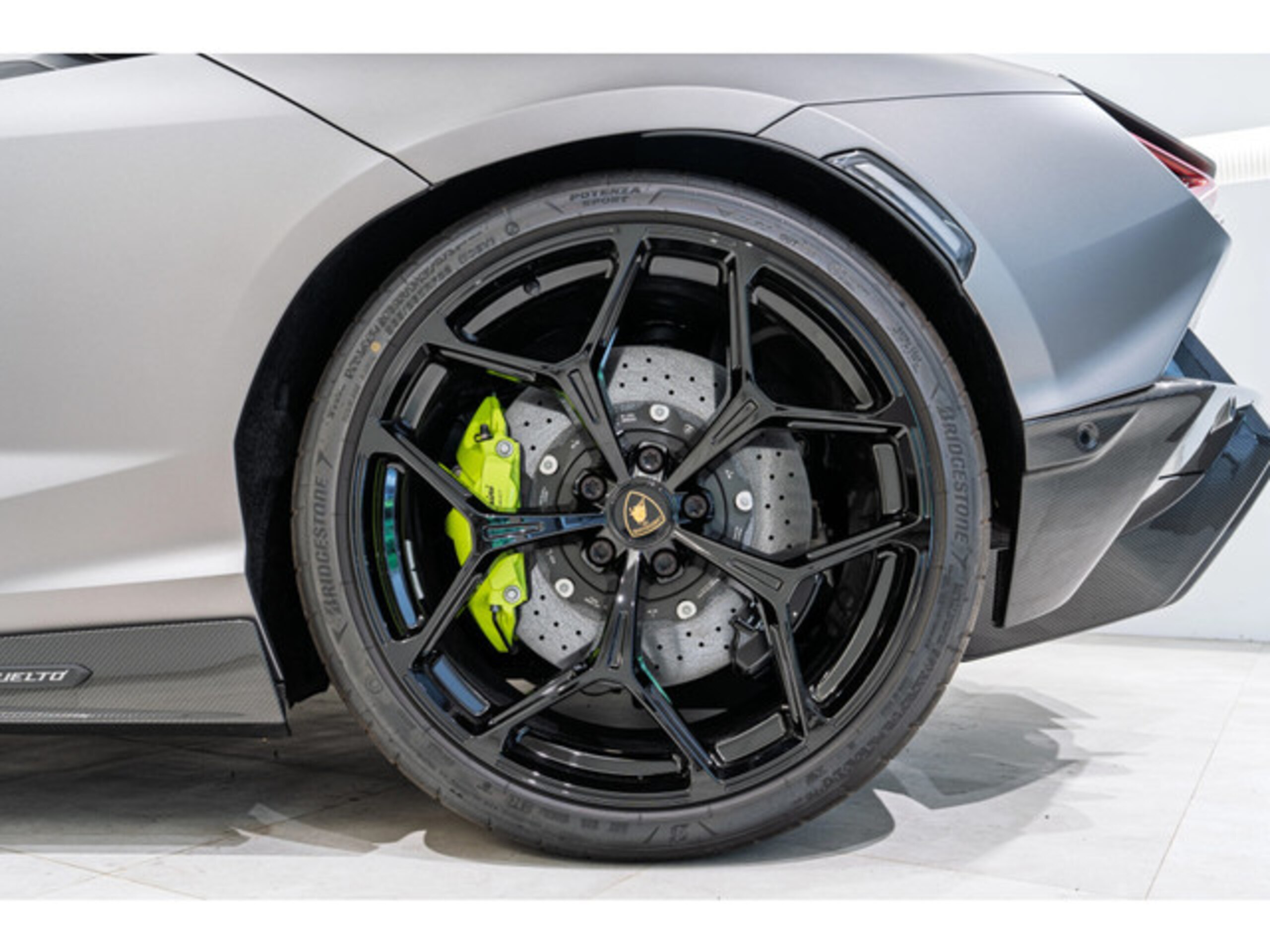 2024 Lamborghini Revuelto — Photo 13 / 31