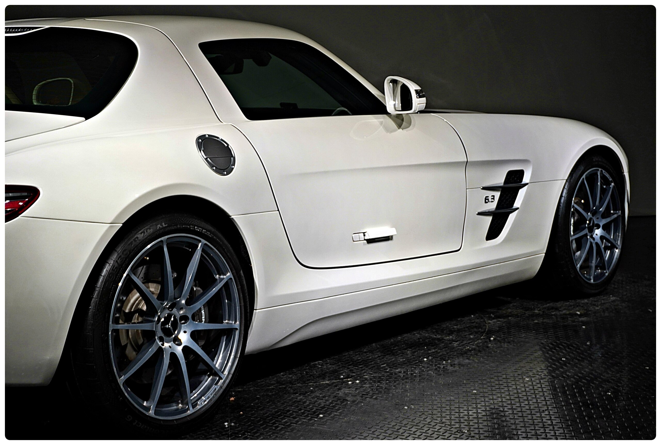 2010 Mercedes Benz SLS AMG — Photo 11 / 38
