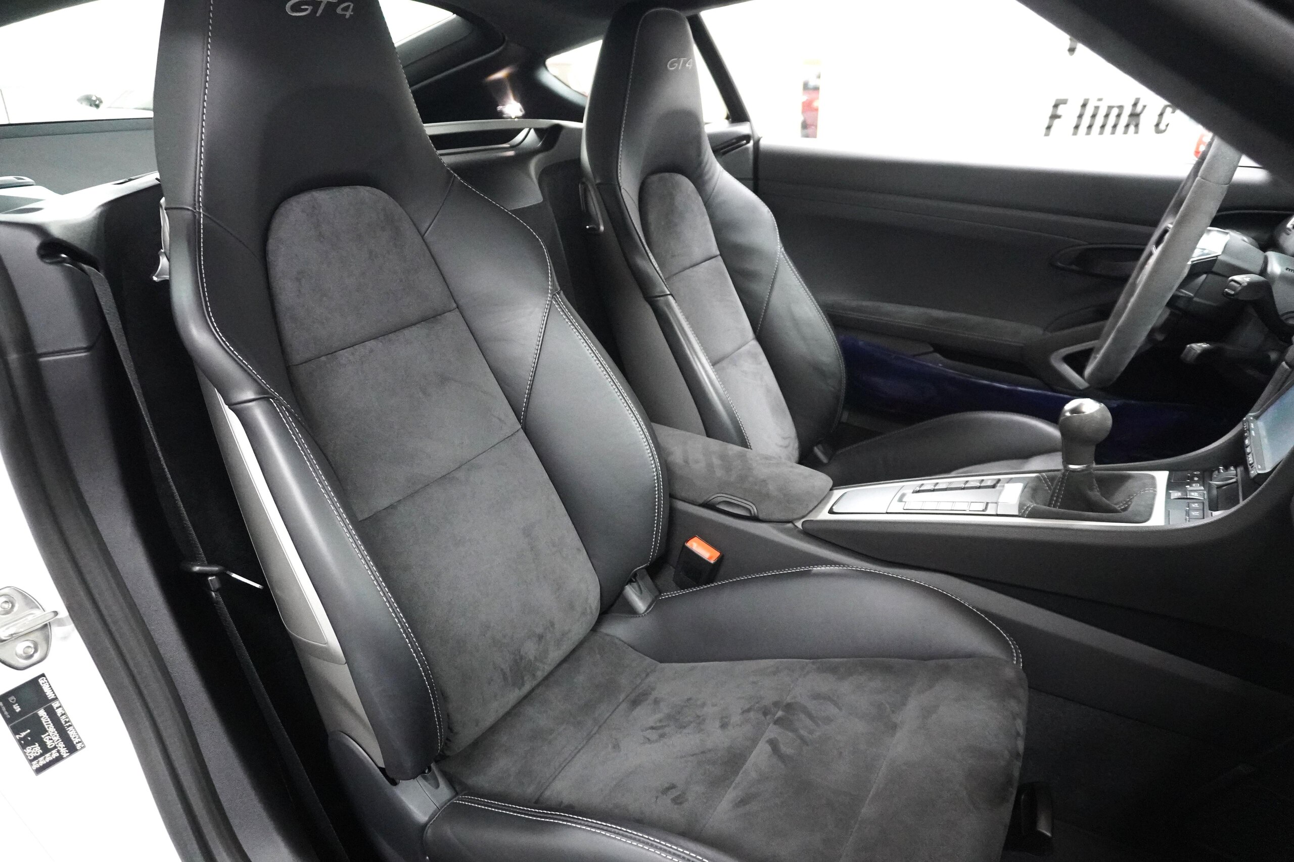 2015 Porsche Cayman GT4 — Photo 16 / 17