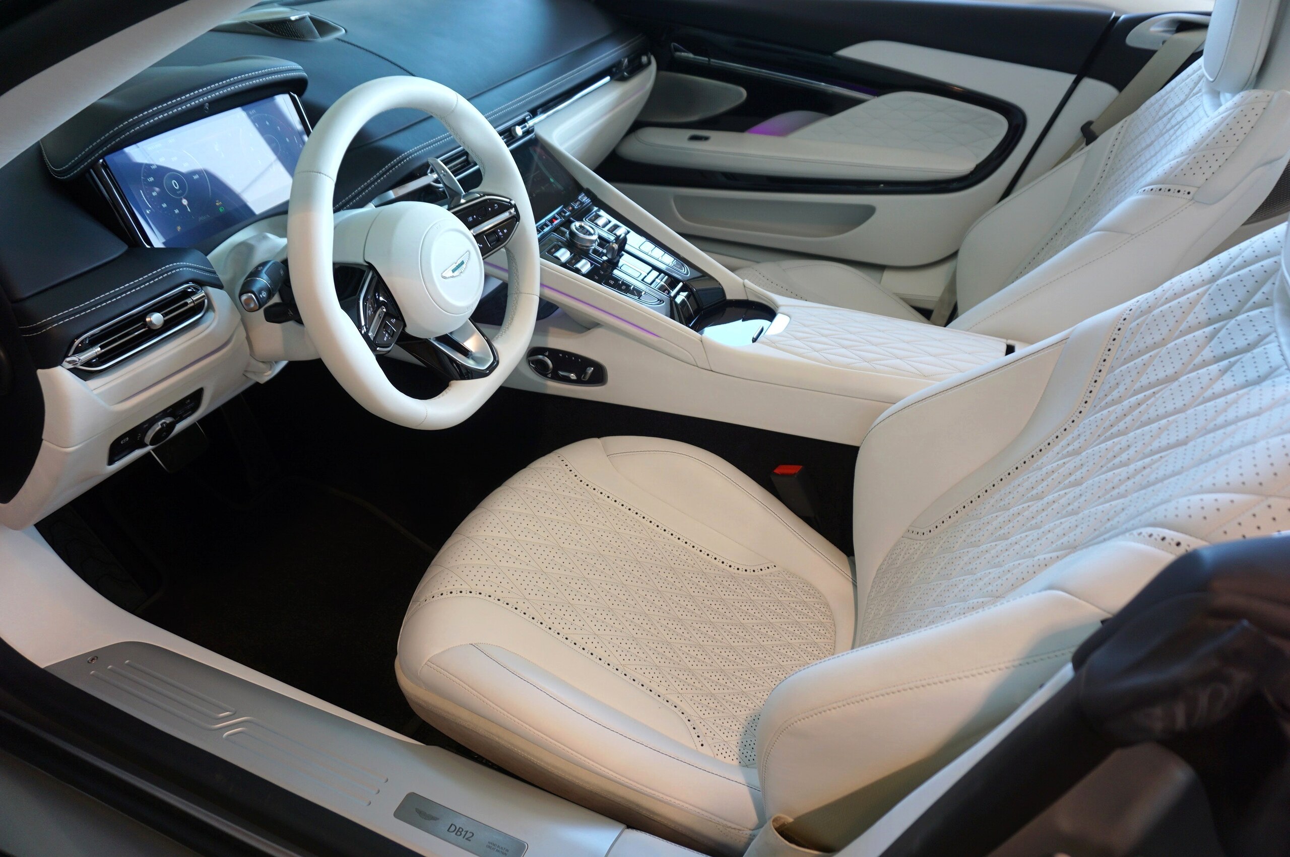 2024 Aston Martin DB12 Volante — Photo 18 / 45