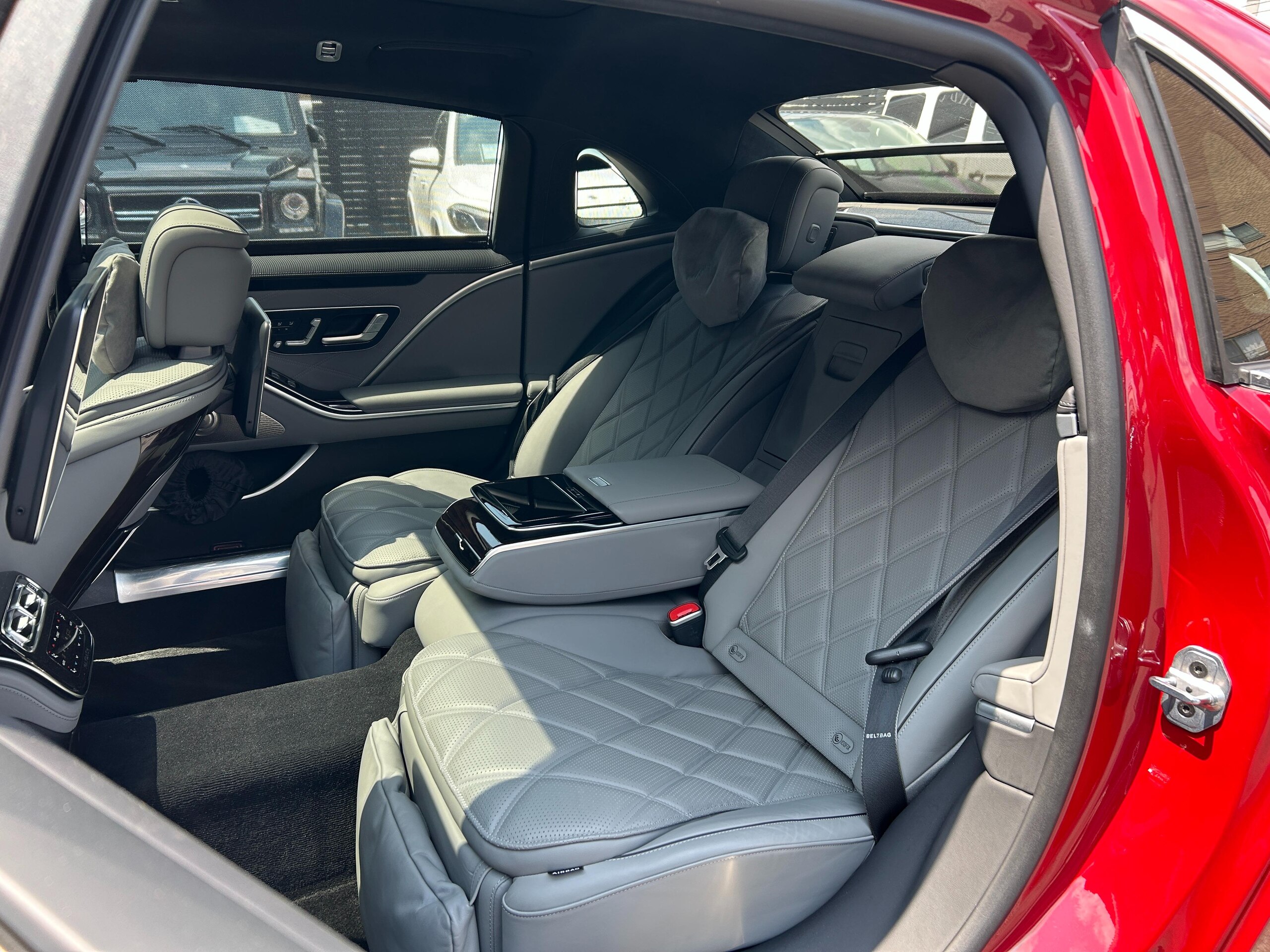 2025 Mercedes Benz Maybach S680 — Photo 8 / 40