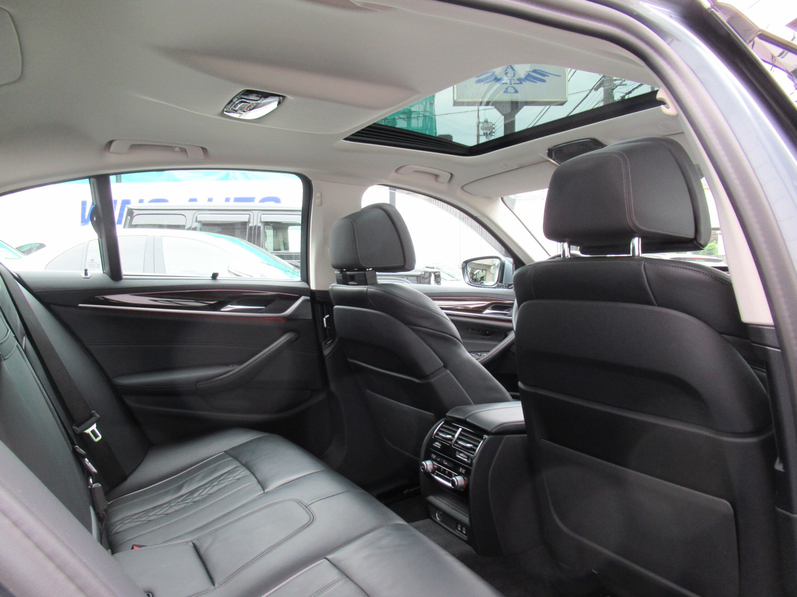 2021 BMW 530i Luxury — Photo 19 / 23