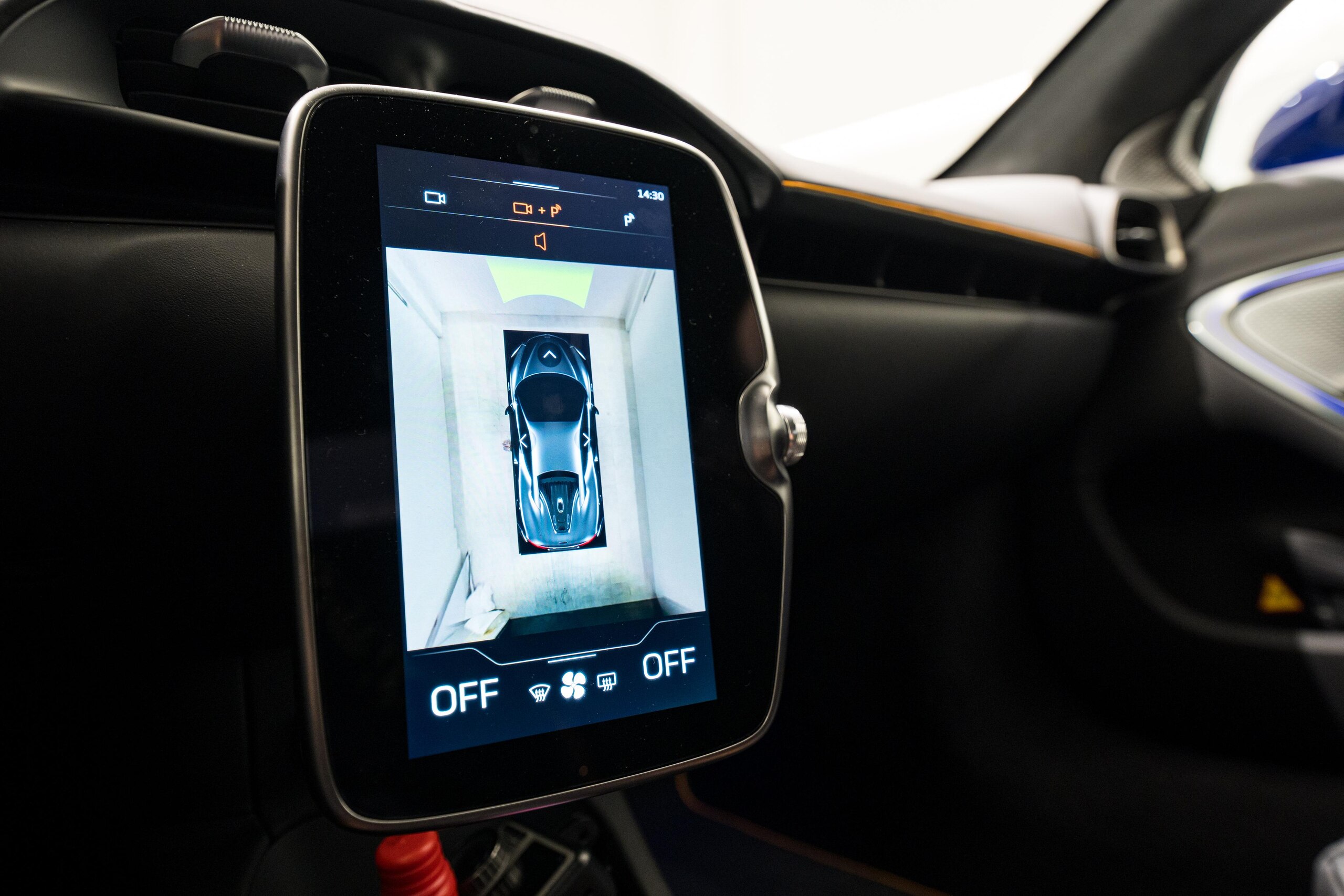 2023 McLaren Artura — Photo 8 / 12