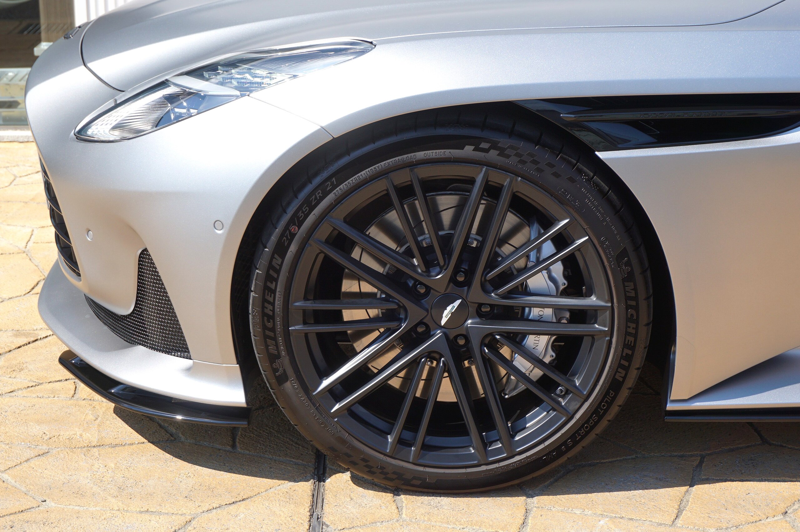 2024 Aston Martin DB12 Volante — Photo 41 / 45