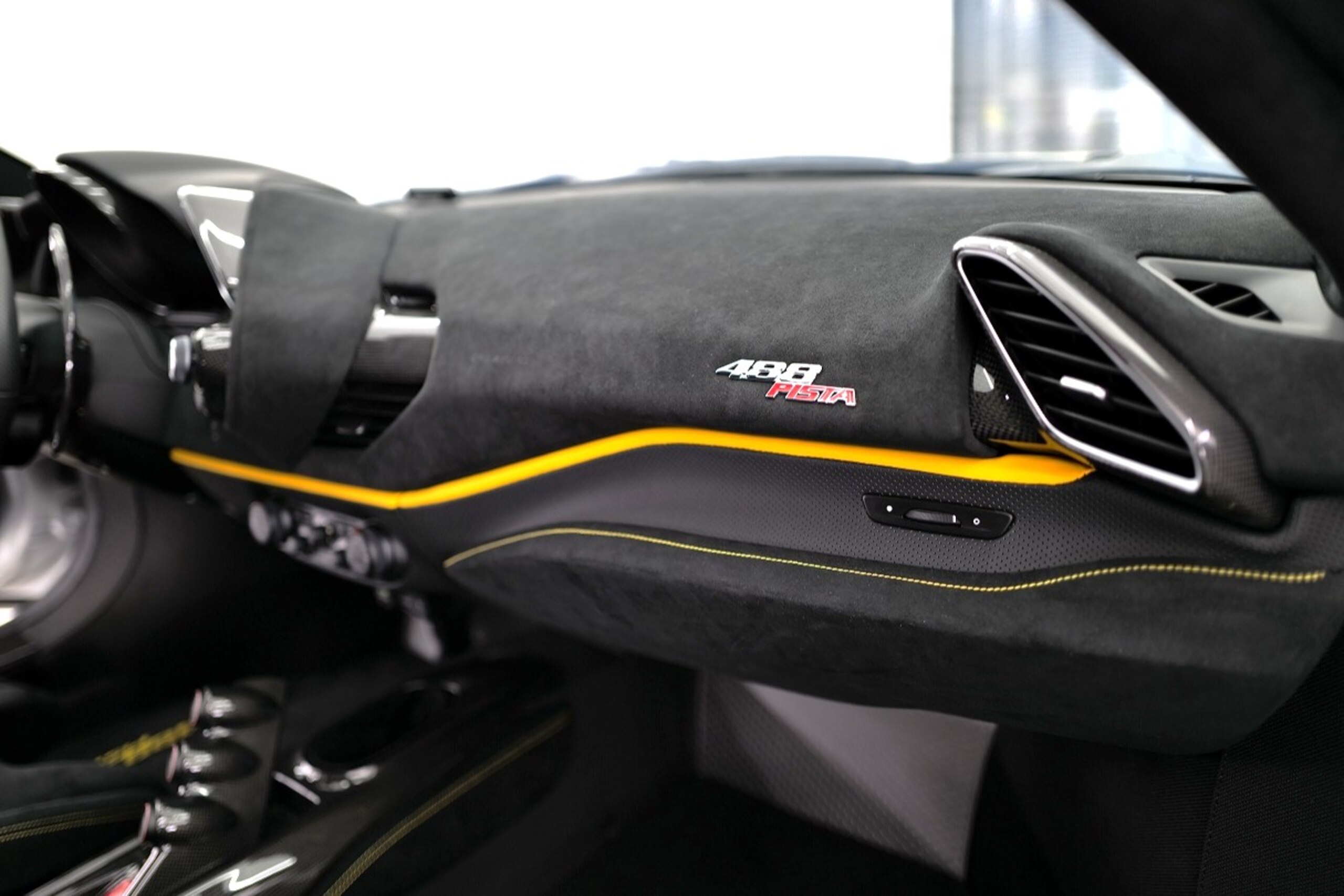 2019 Ferrari 488 Pista — Photo 14 / 21