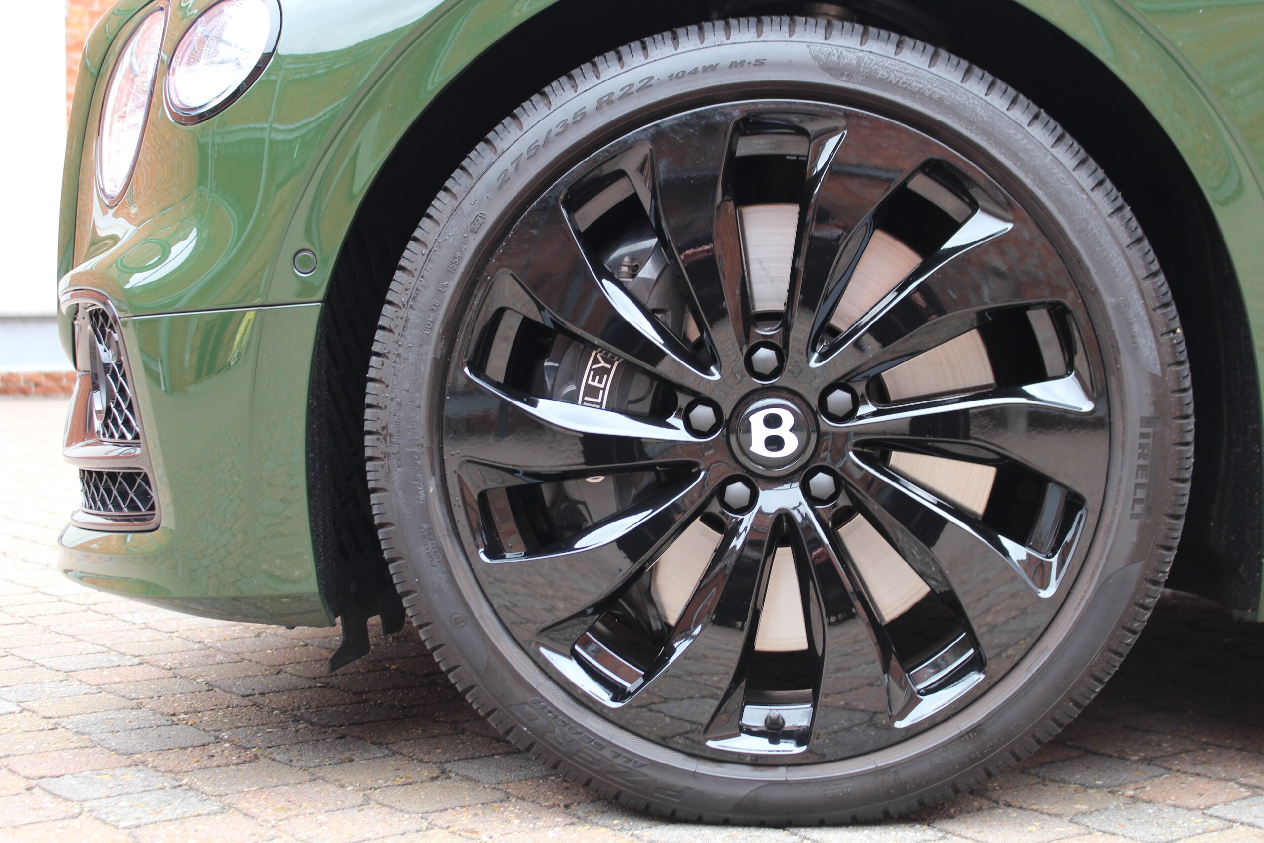 2022 Bentley Flying Spur — Photo 9 / 18