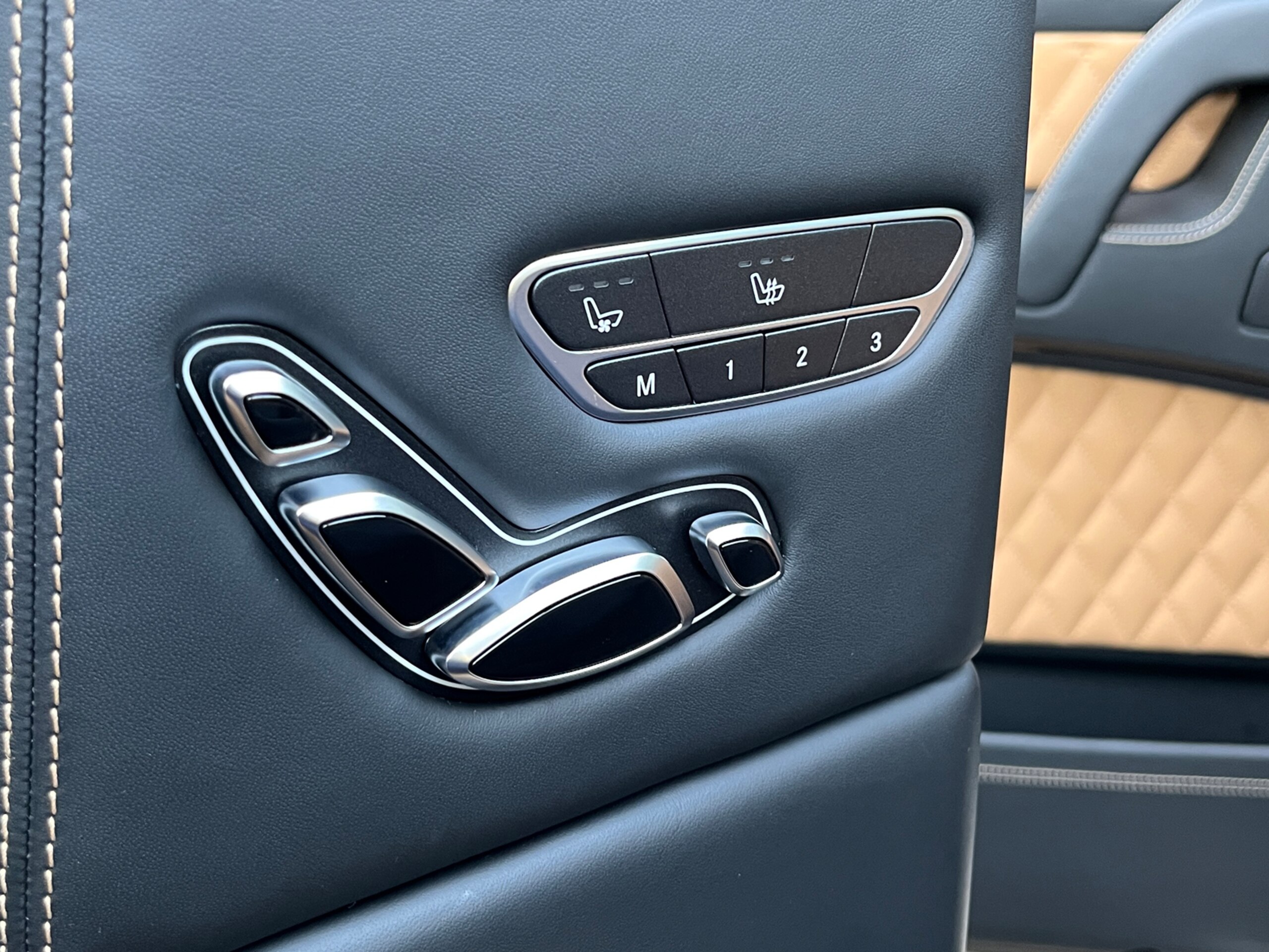 2018 Mercedes Benz Maybach G650 Landaulet — Photo 11 / 22