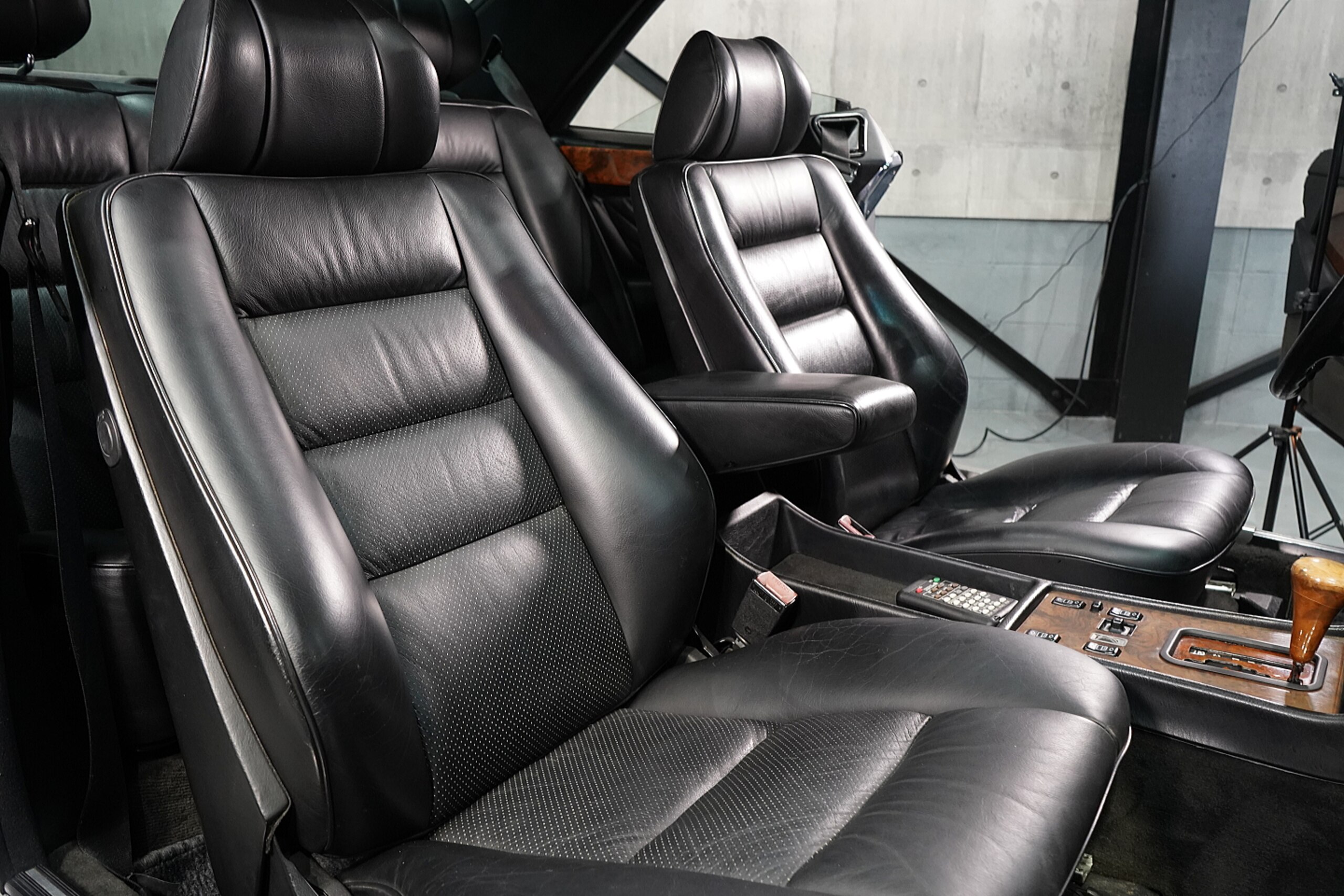1989 Mercedes Benz 560SEC — Photo 18 / 23
