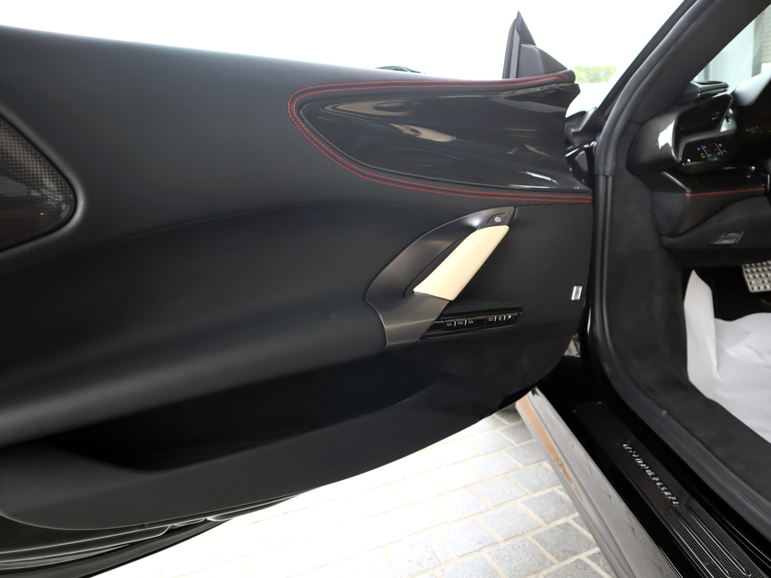 2023 Ferrari SF90 Spider — Photo 7 / 15