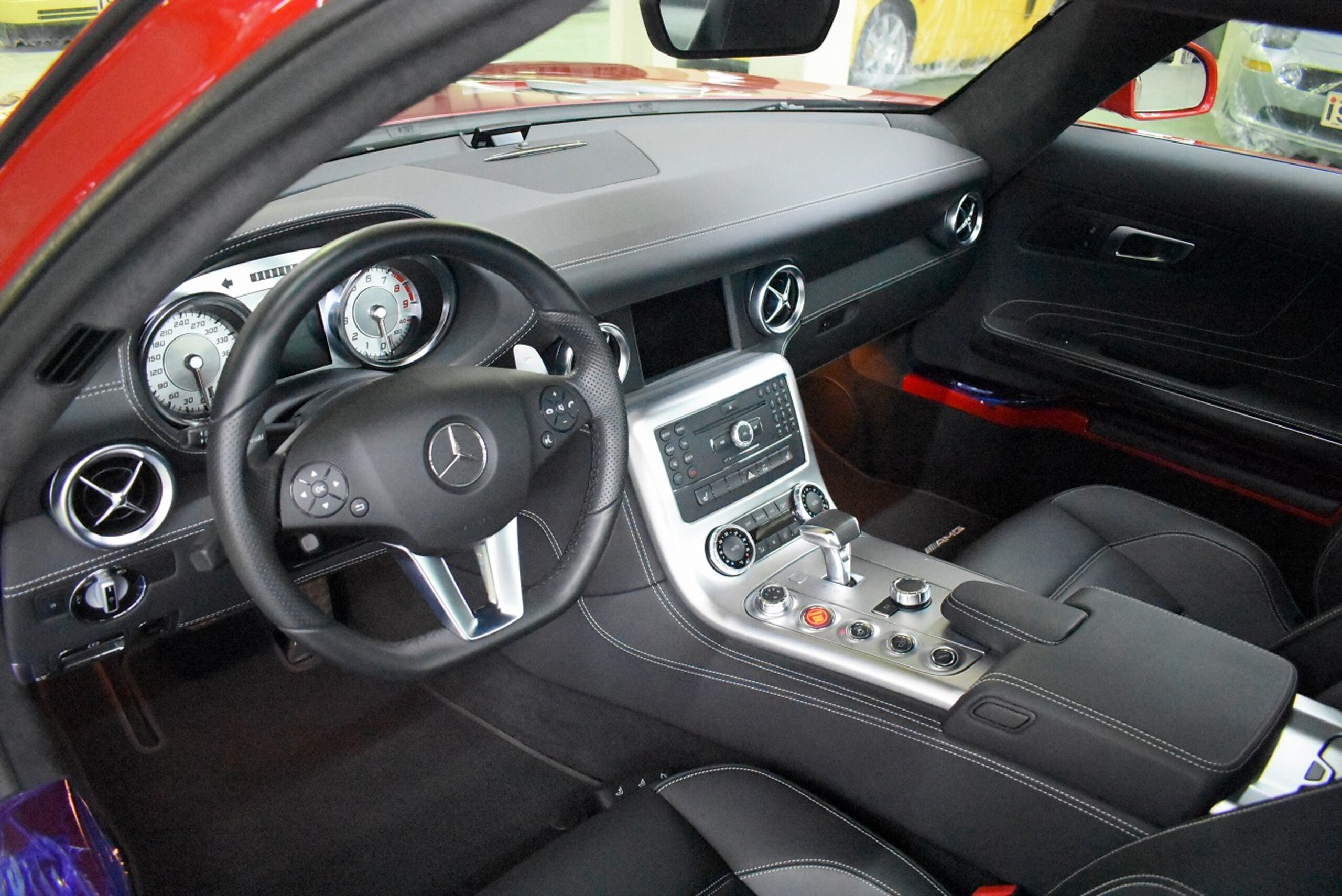2010 Mercedes Benz SLS AMG — Photo 12 / 26