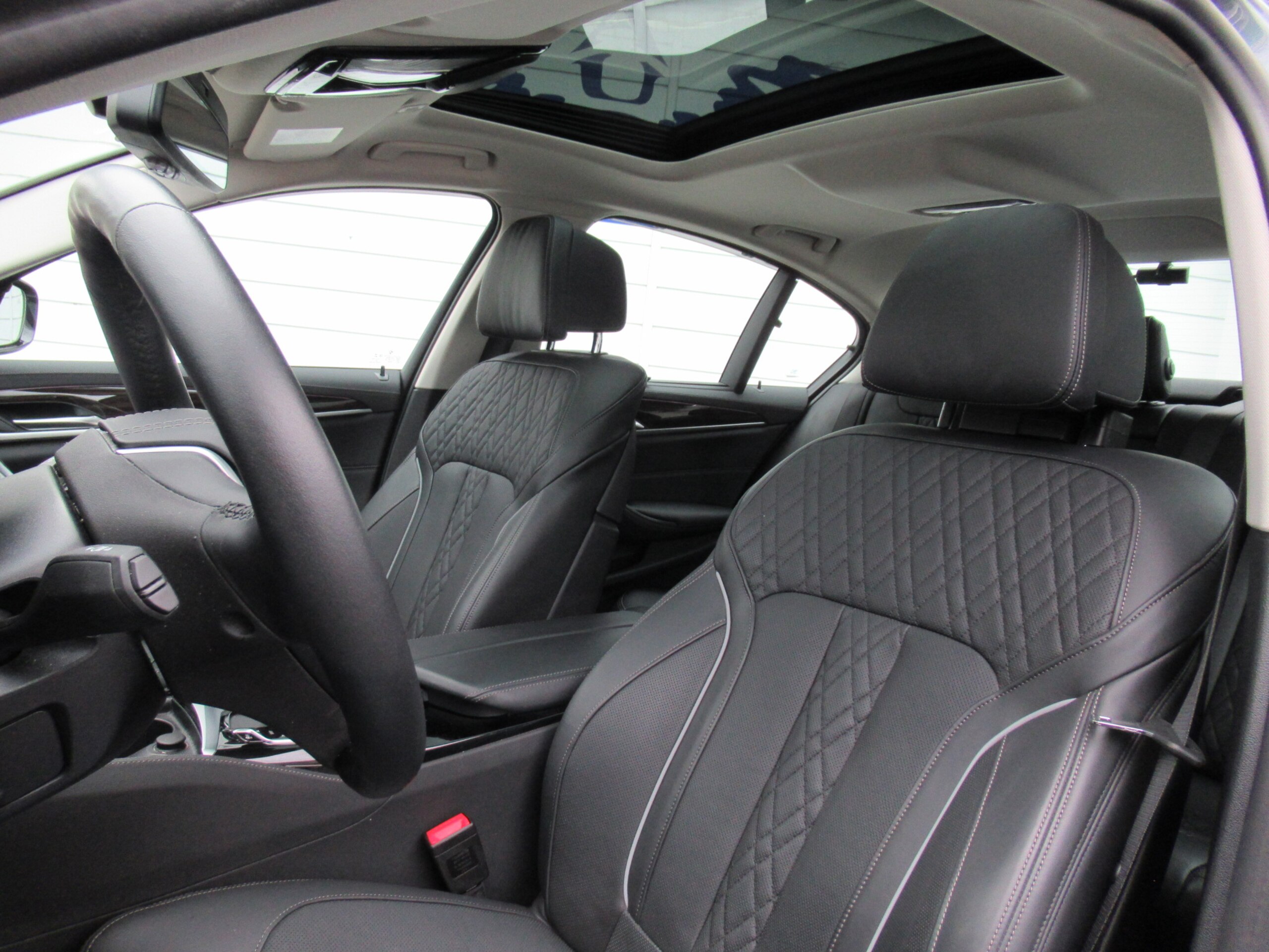 2021 BMW 530i Luxury — Photo 10 / 23