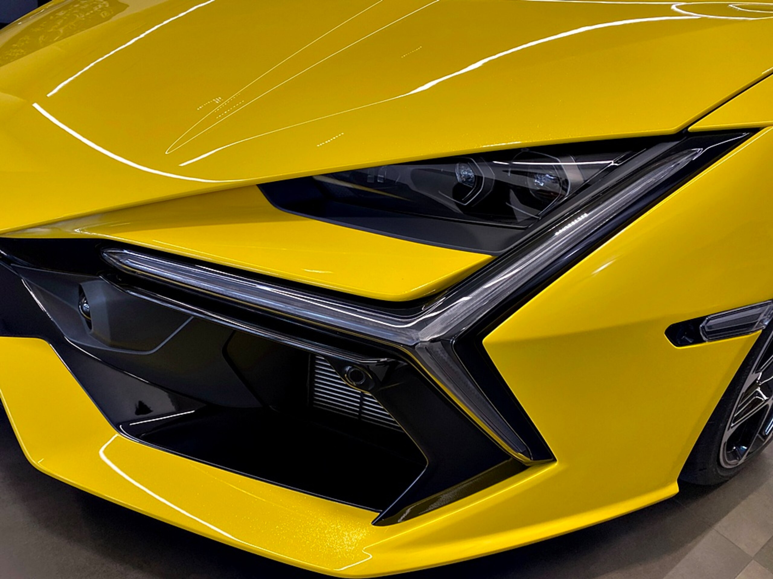 2024 Lamborghini Revuelto — Photo 15 / 18