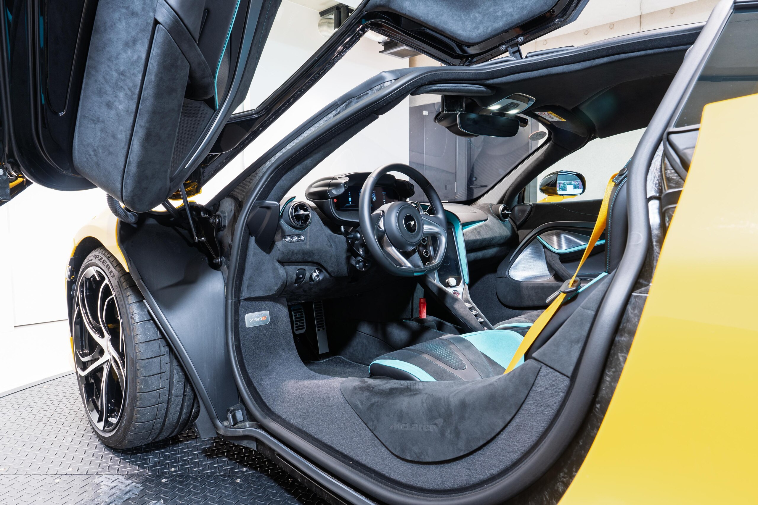 2024 McLaren 750S — Photo 9 / 18