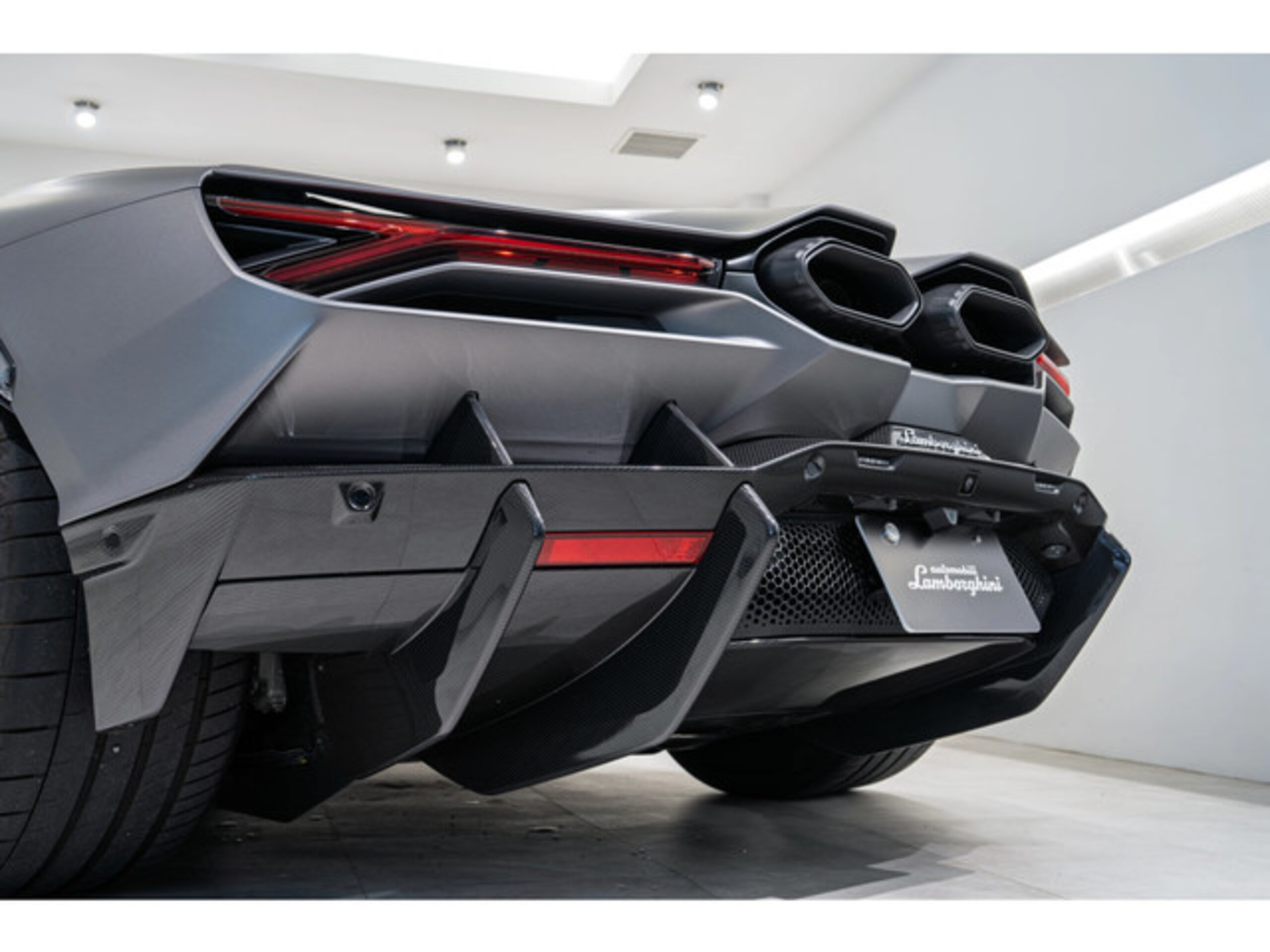 2024 Lamborghini Revuelto — Photo 15 / 31