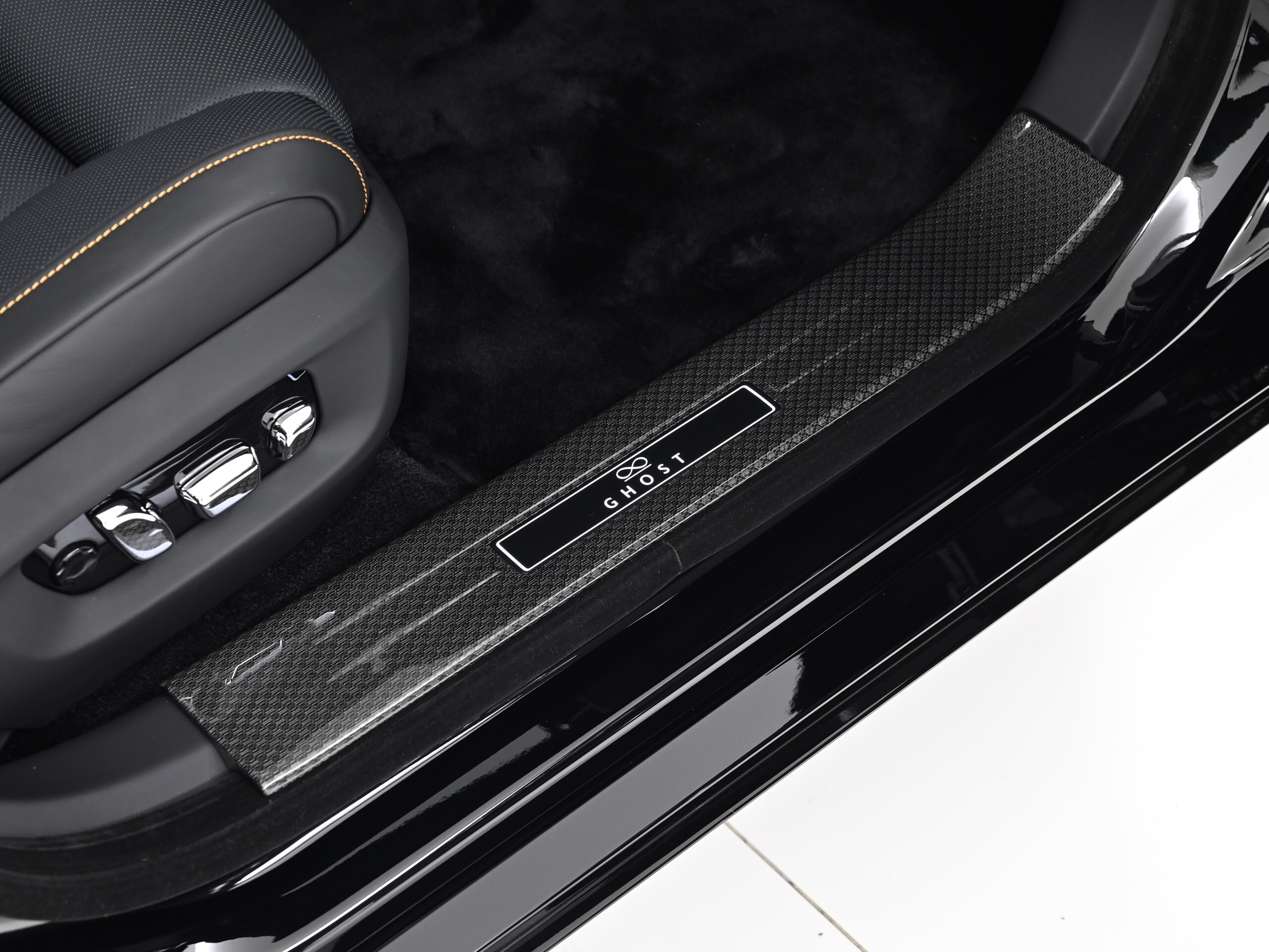 2025 Rolls-Royce Black Badge Ghost Series II — Photo 19 / 25