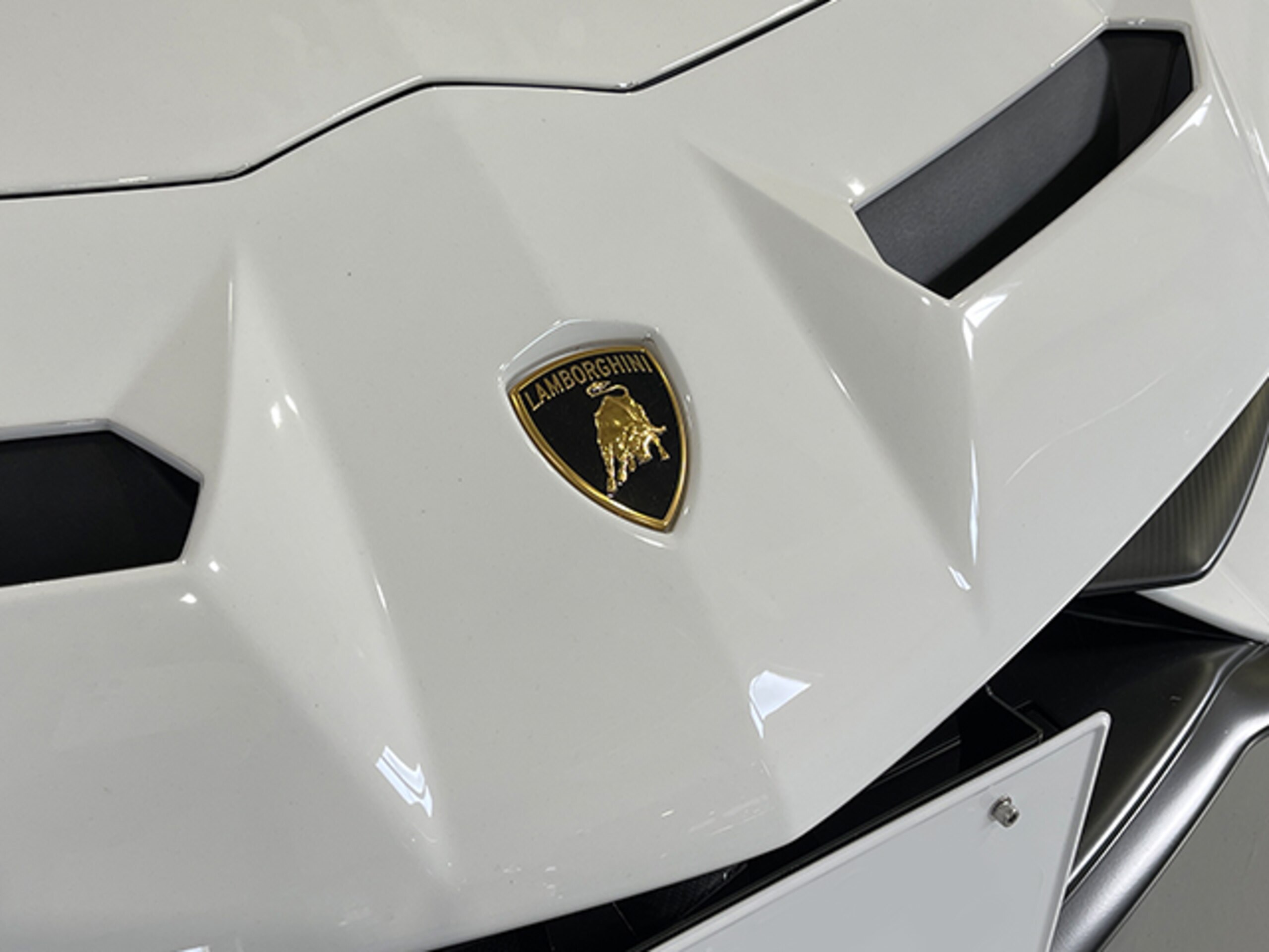 2019 Lamborghini Aventador SVJ — Photo 19 / 22