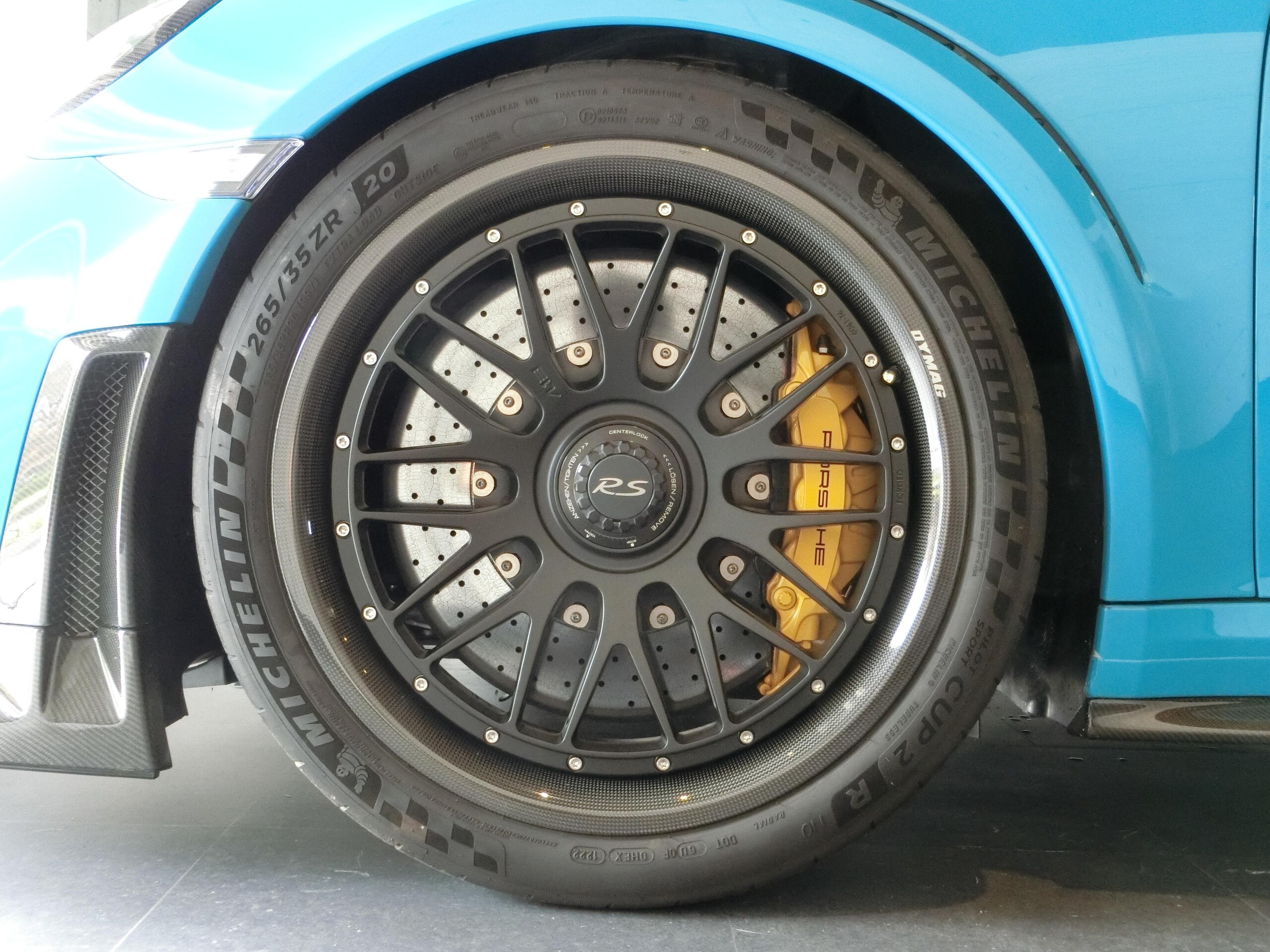 2019 Porsche 911 GT2 RS — Photo 17 / 18