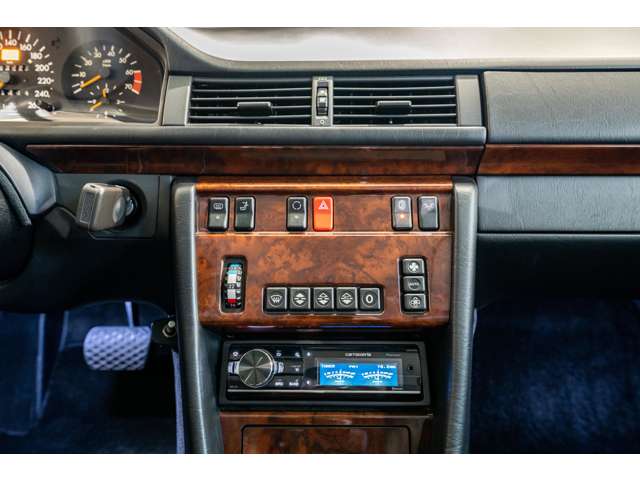 1994 Mercedes Benz E500 — Photo 13 / 23