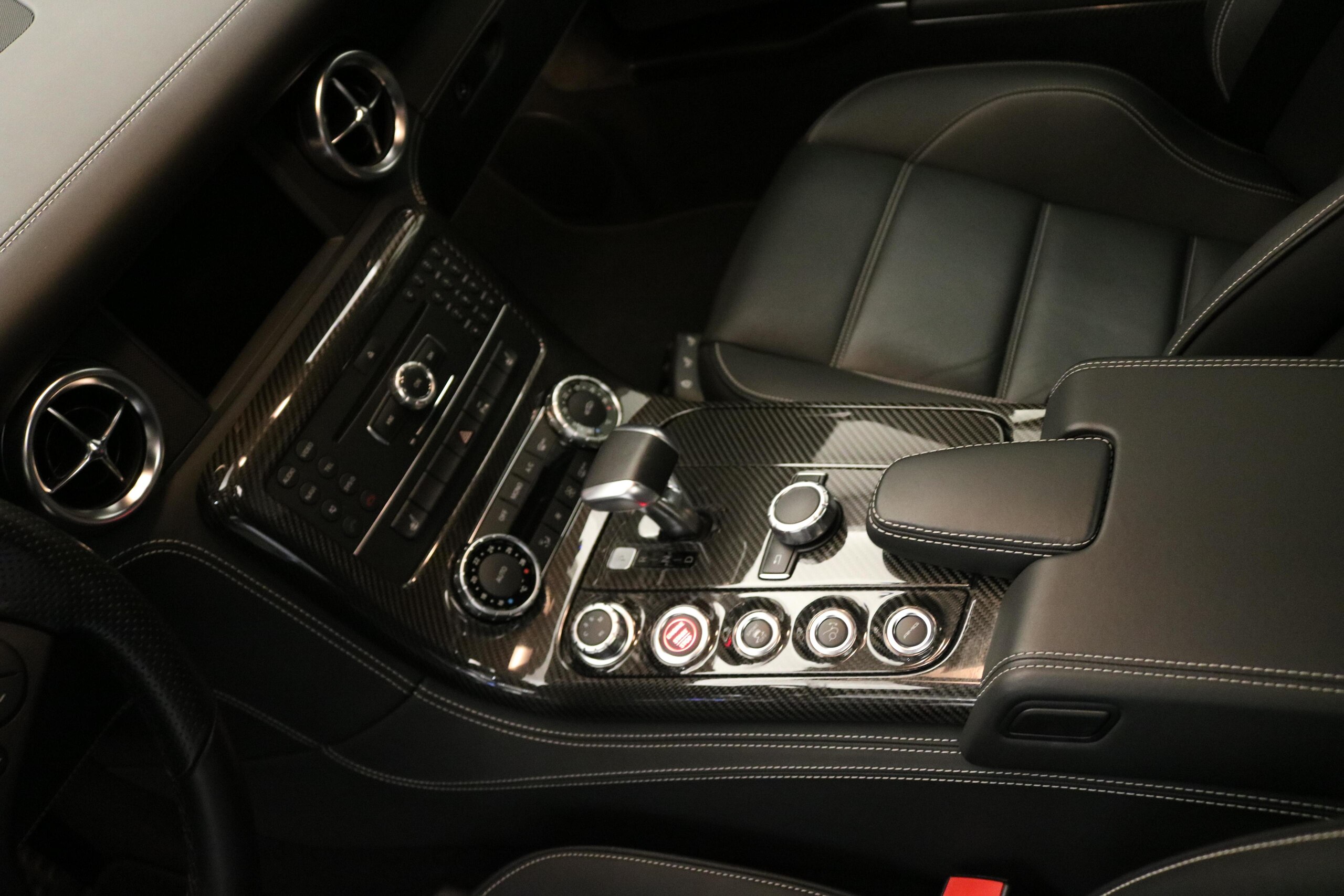 2010 Mercedes Benz SLS AMG — Photo 8 / 14