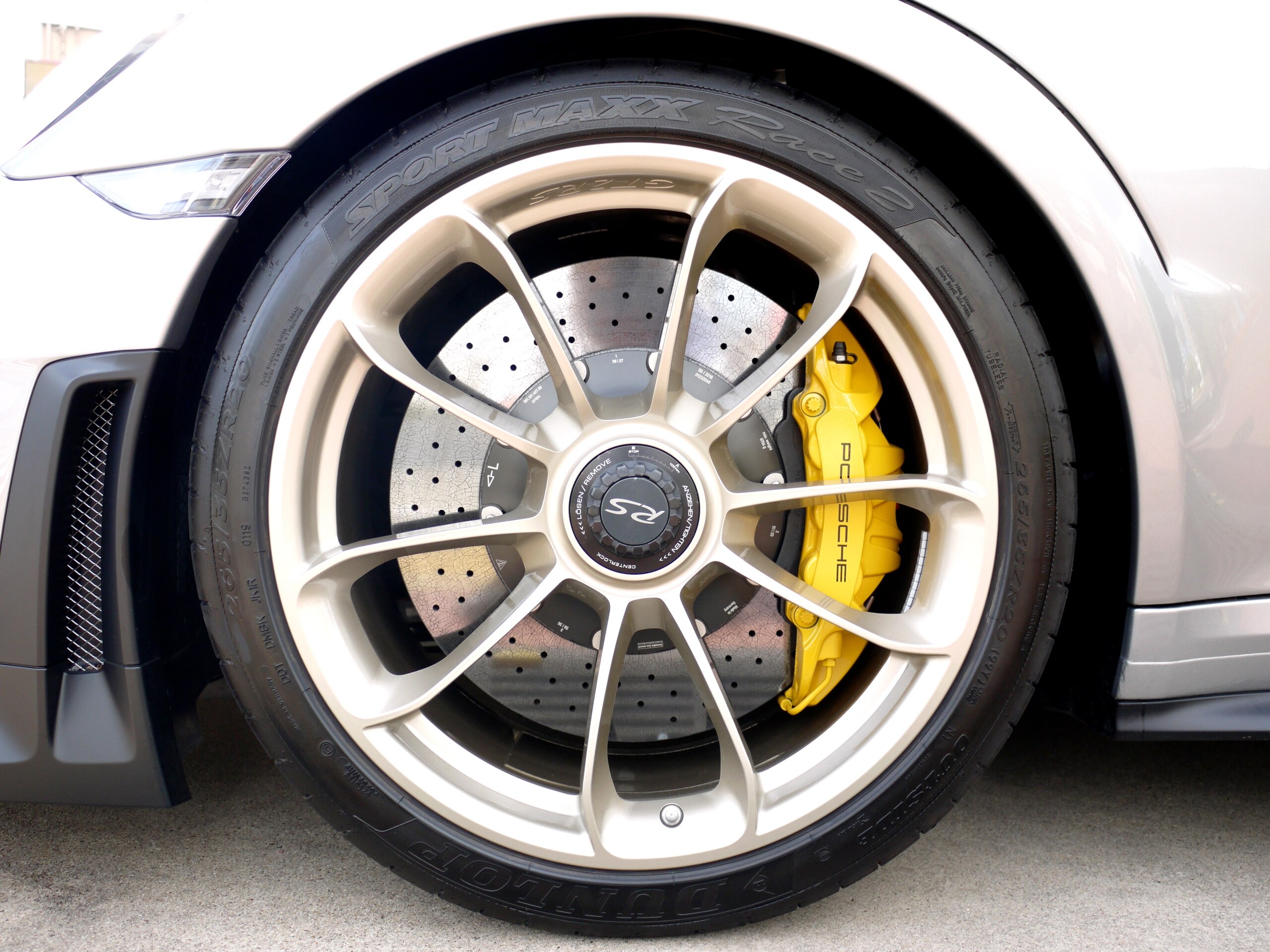 2019 Porsche 911 GT2 RS — Photo 10 / 12