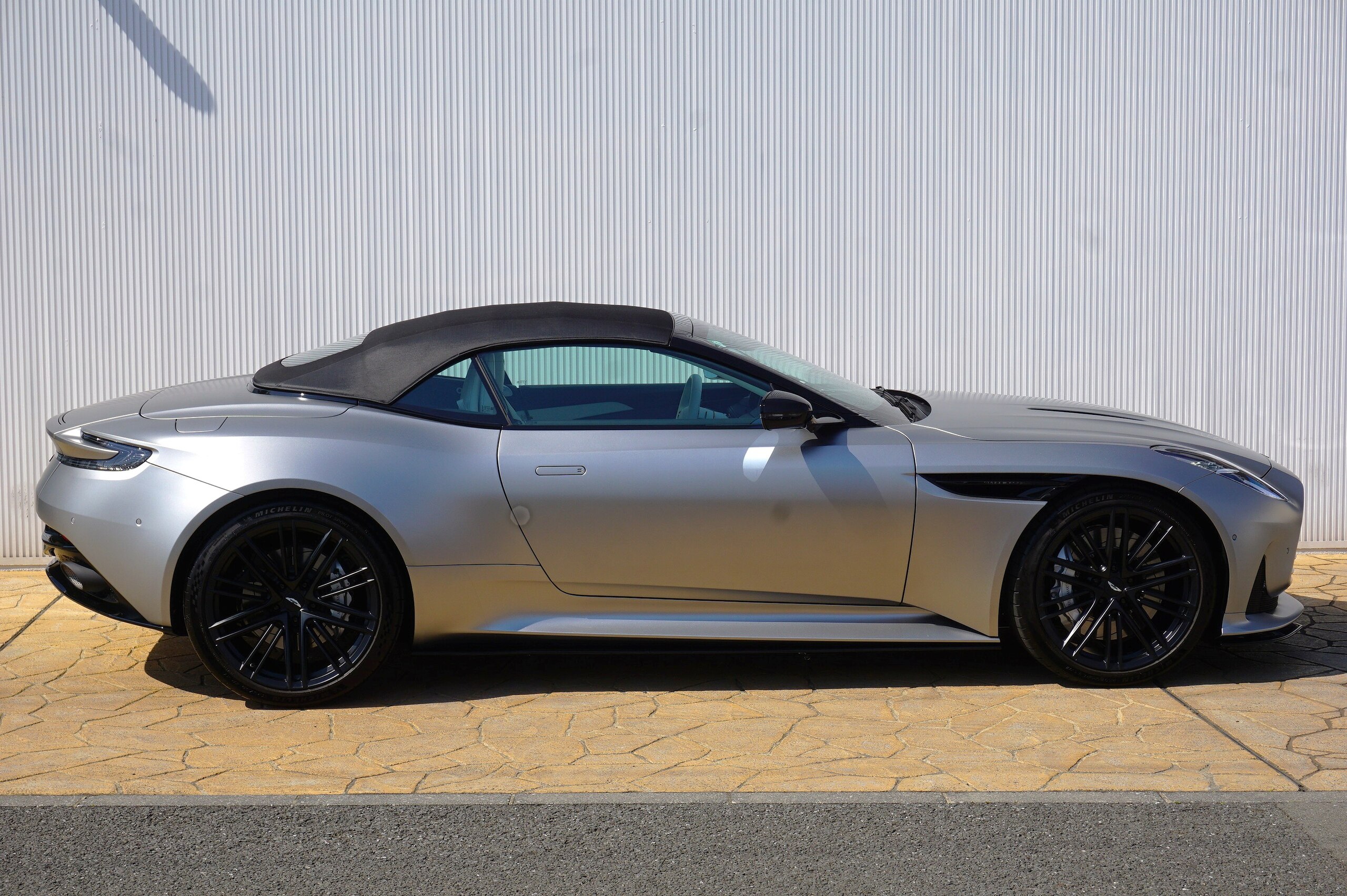 2024 Aston Martin DB12 Volante — Photo 9 / 45