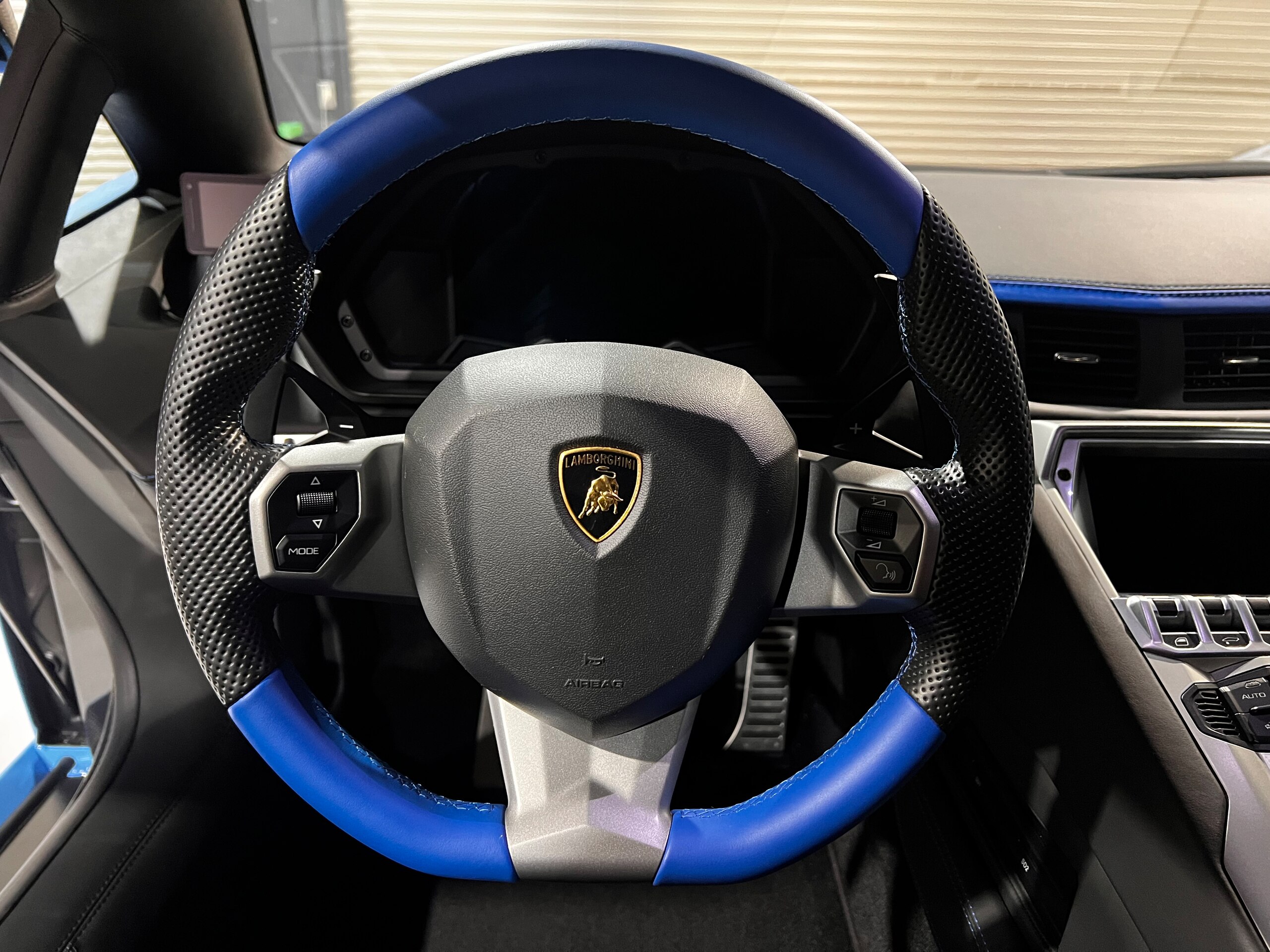 2017 Lamborghini Aventador S — Photo 9 / 15