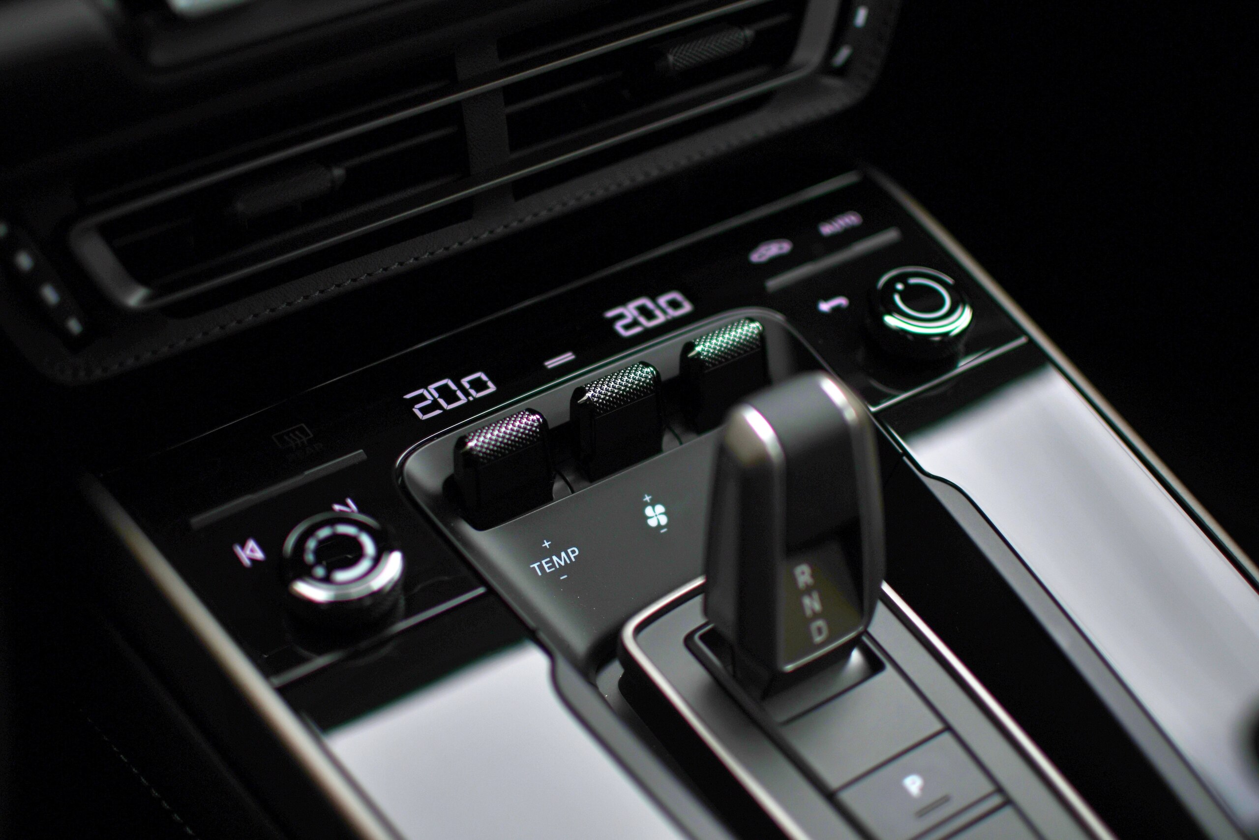 2025 Porsche 911 Turbo — Photo 18 / 44