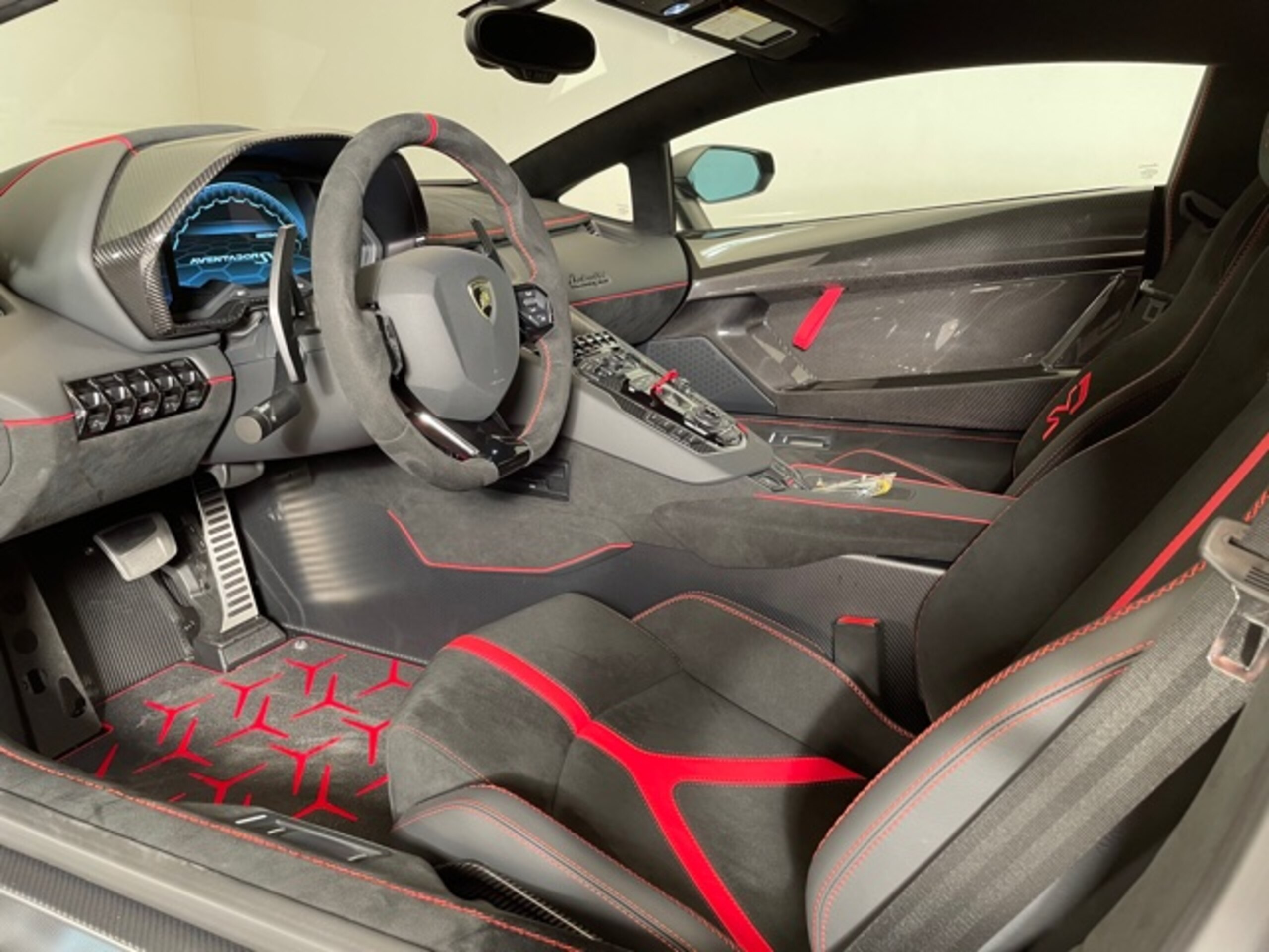 2019 Lamborghini Aventador SVJ — Photo 12 / 15