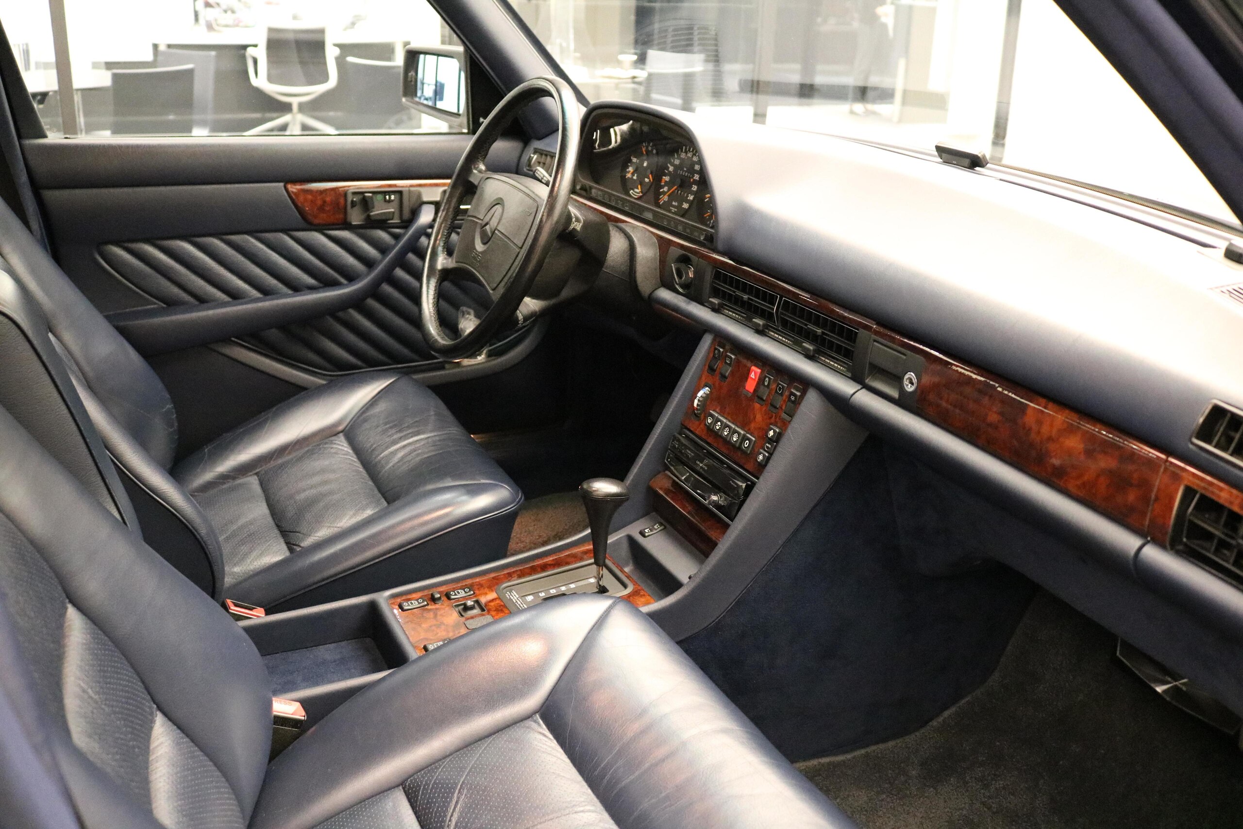 1990 Mercedes Benz 560SEL — Photo 9 / 15