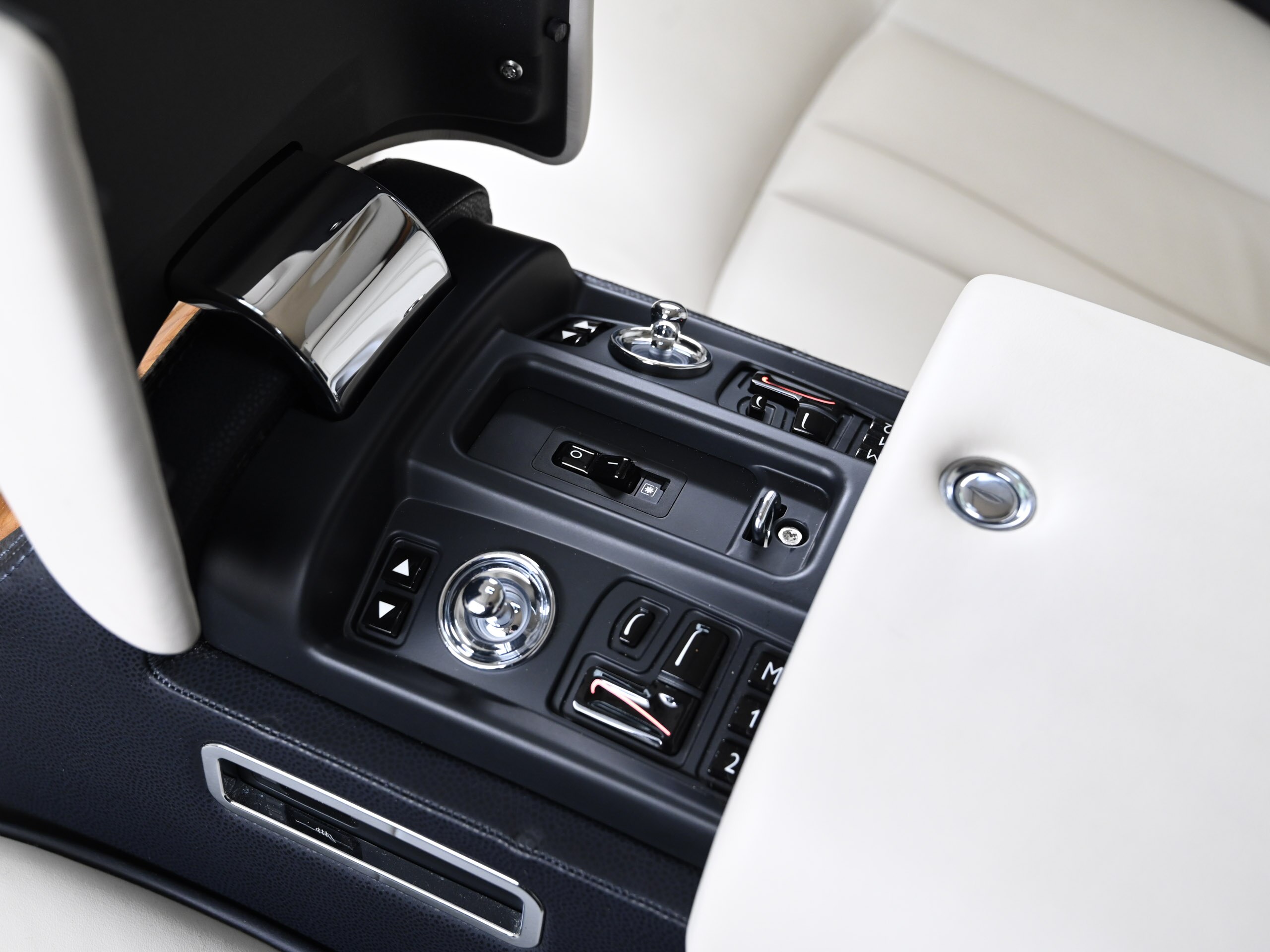 2015 Rolls-Royce Phantom — Photo 17 / 27
