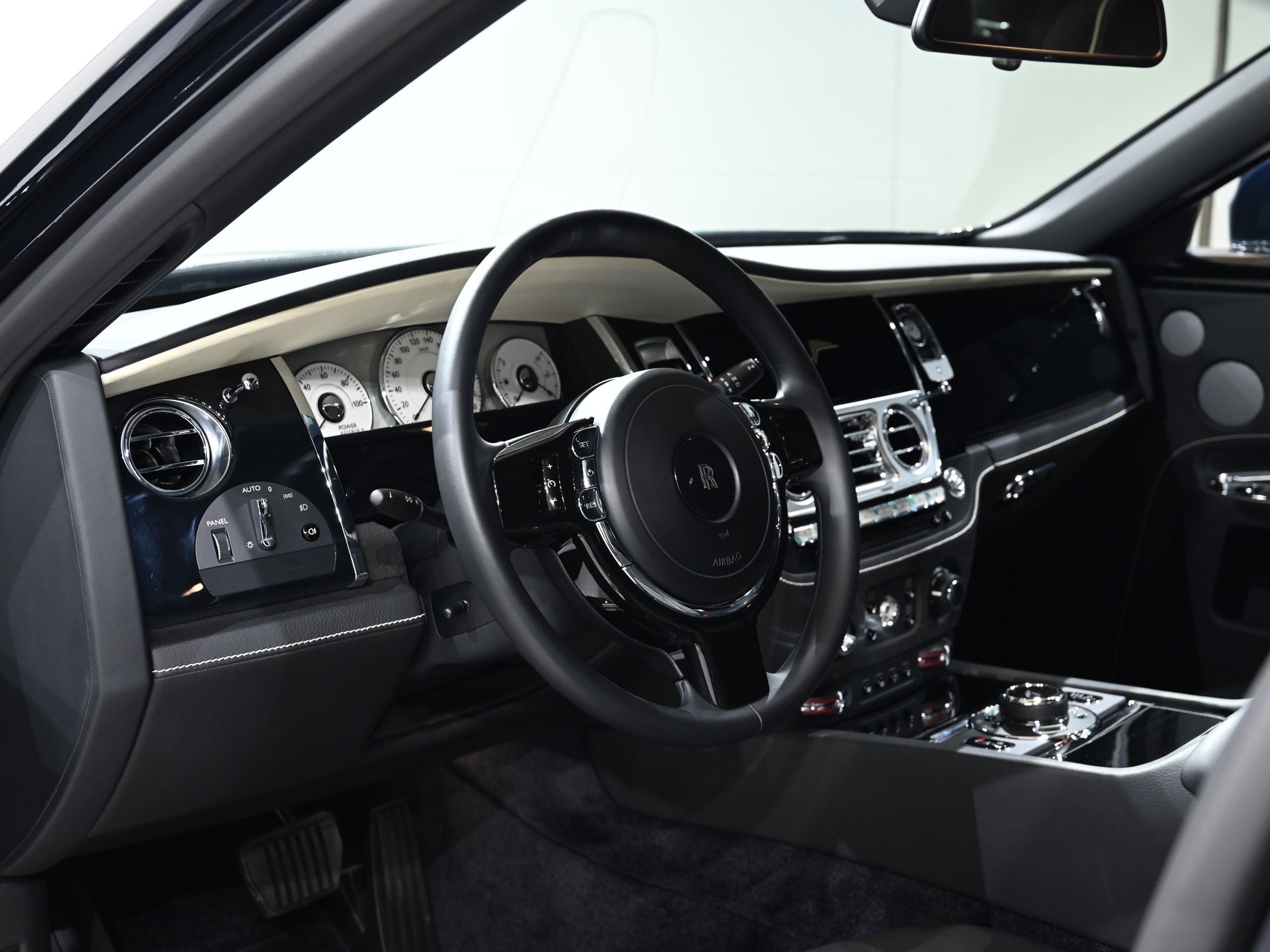 2014 Rolls-Royce Ghost — Photo 6 / 28