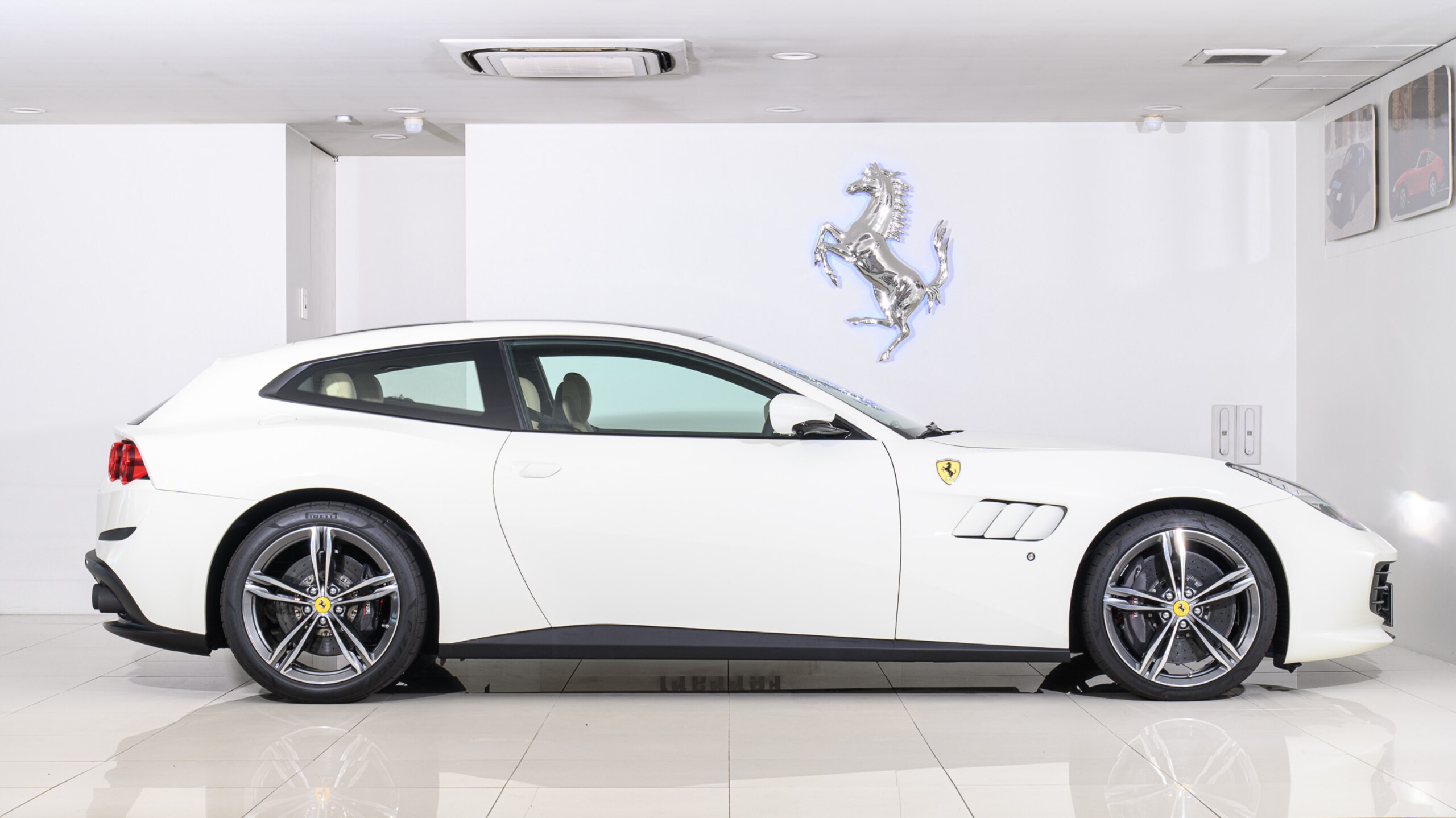 2020 Ferrari GTC4Lusso — Photo 10 / 24