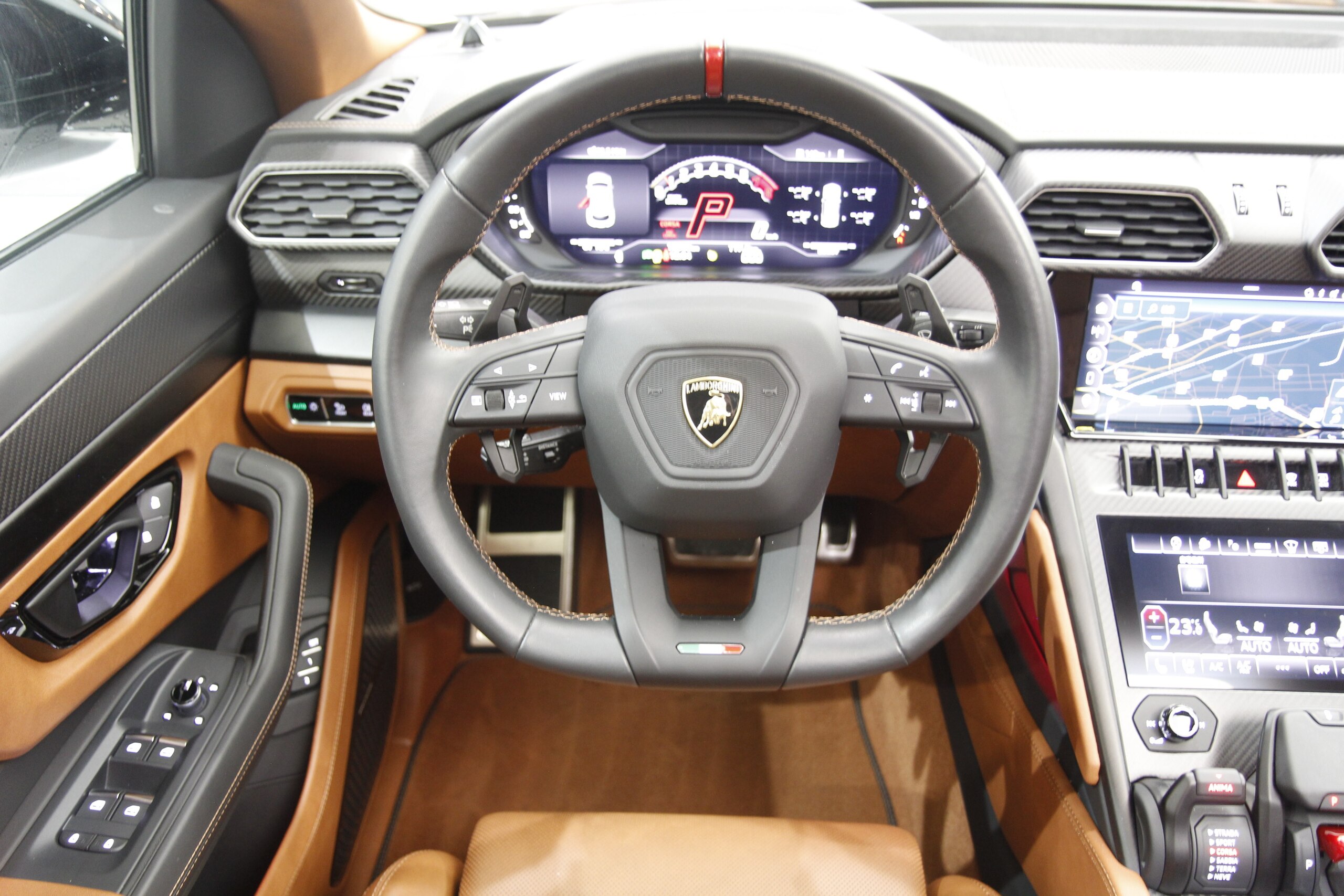 2023 Lamborghini Urus — Photo 10 / 24