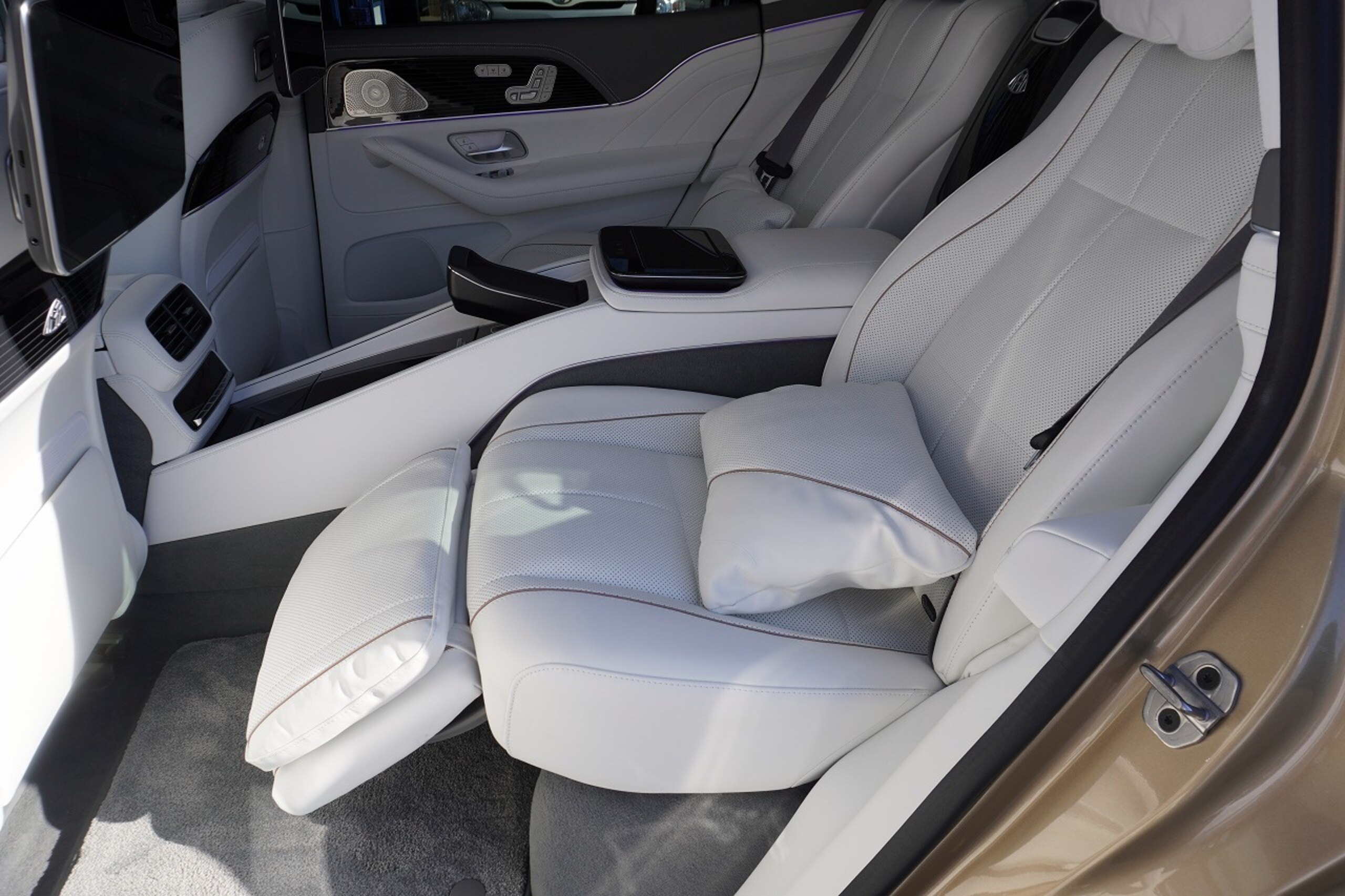 2023 Mercedes Benz Maybach GLS 600 4Matic — Photo 8 / 35