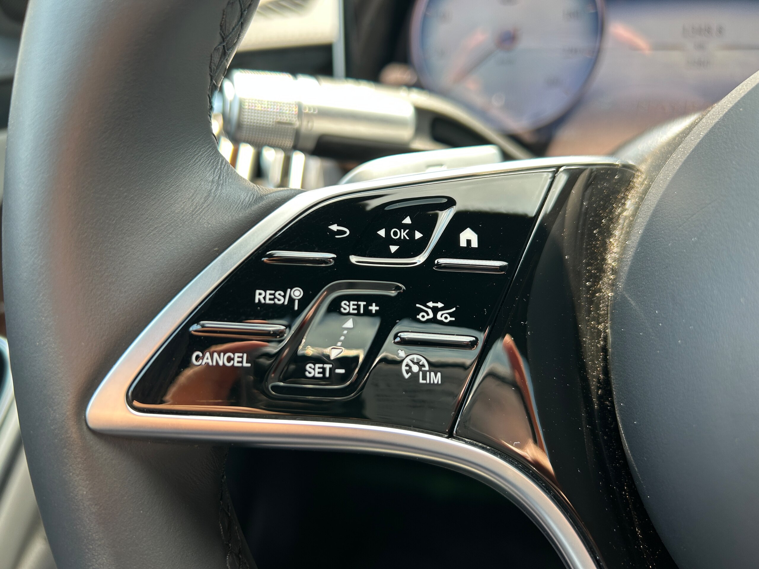 2025 Mercedes Benz Maybach S680 — Photo 35 / 40