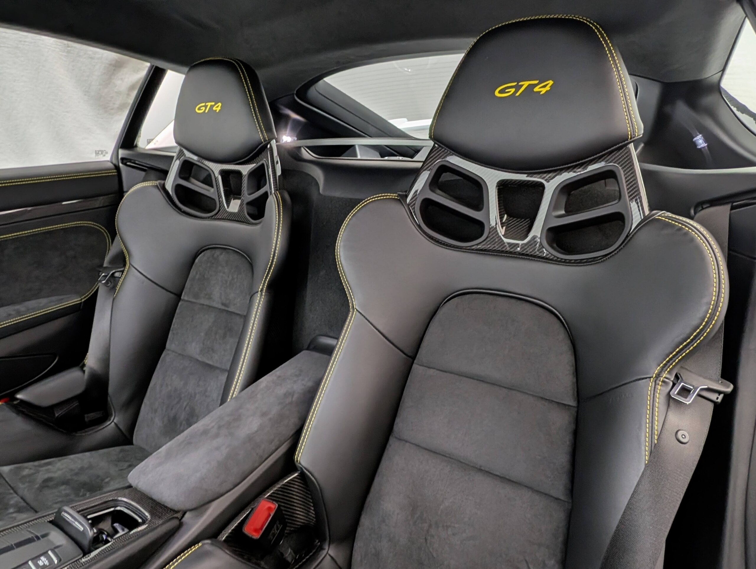2016 Porsche Cayman GT4 — Photo 8 / 38