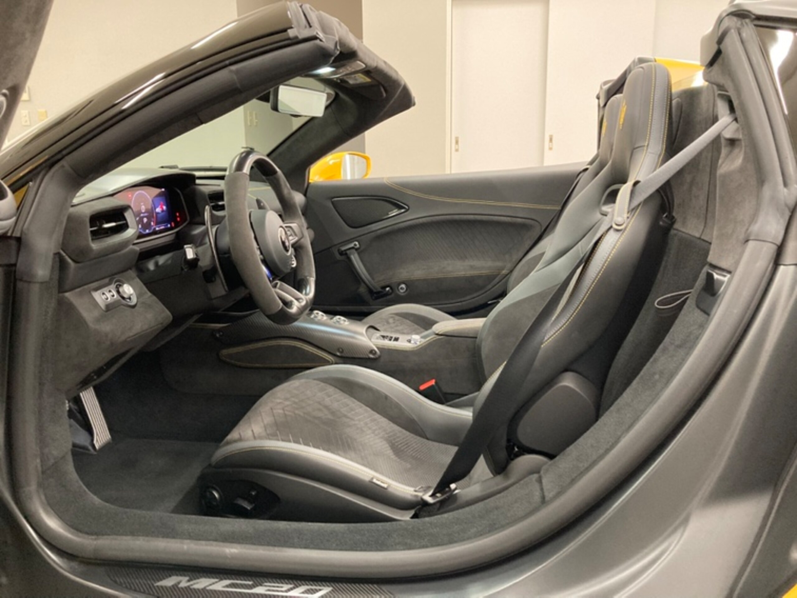 2024 Maserati MC20 Cielo — Photo 8 / 16