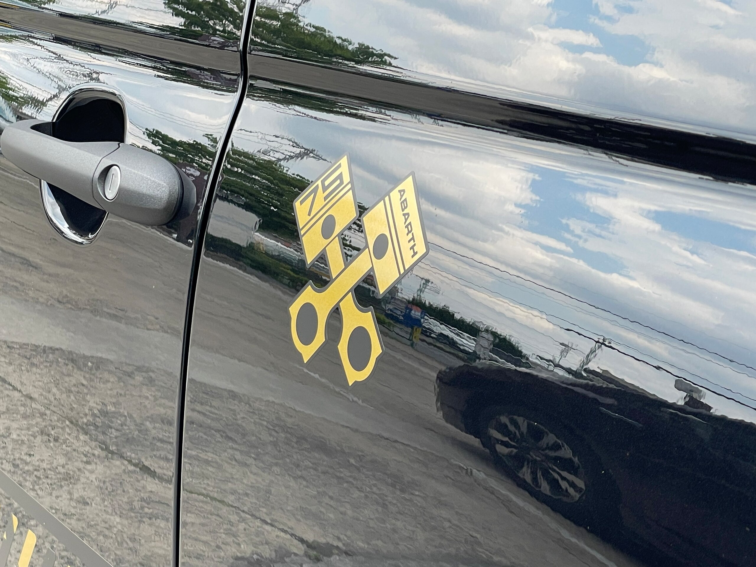 2025 Abarth 695 75th Anniversary — Photo 17 / 33