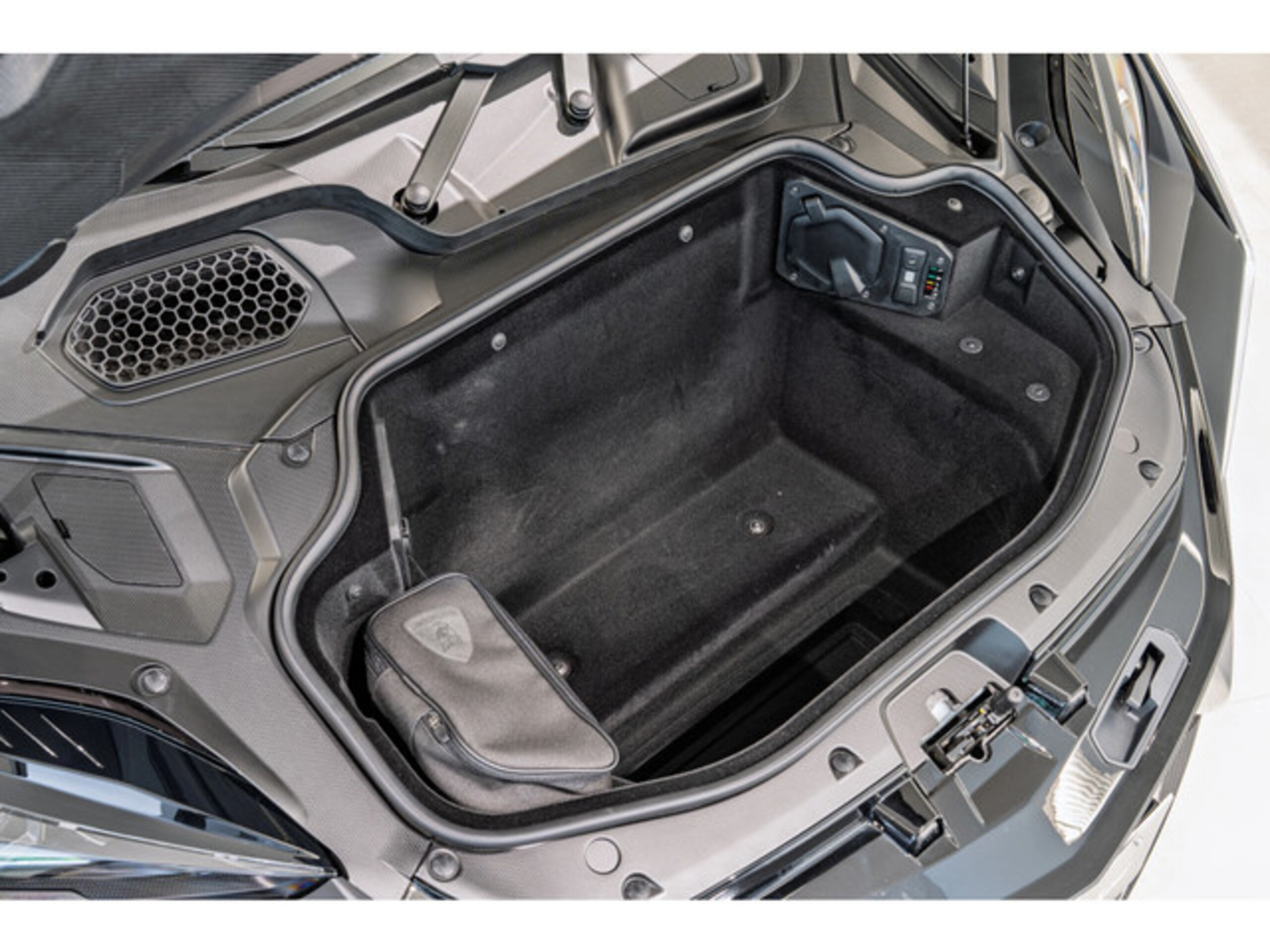 2024 Lamborghini Revuelto — Photo 11 / 31