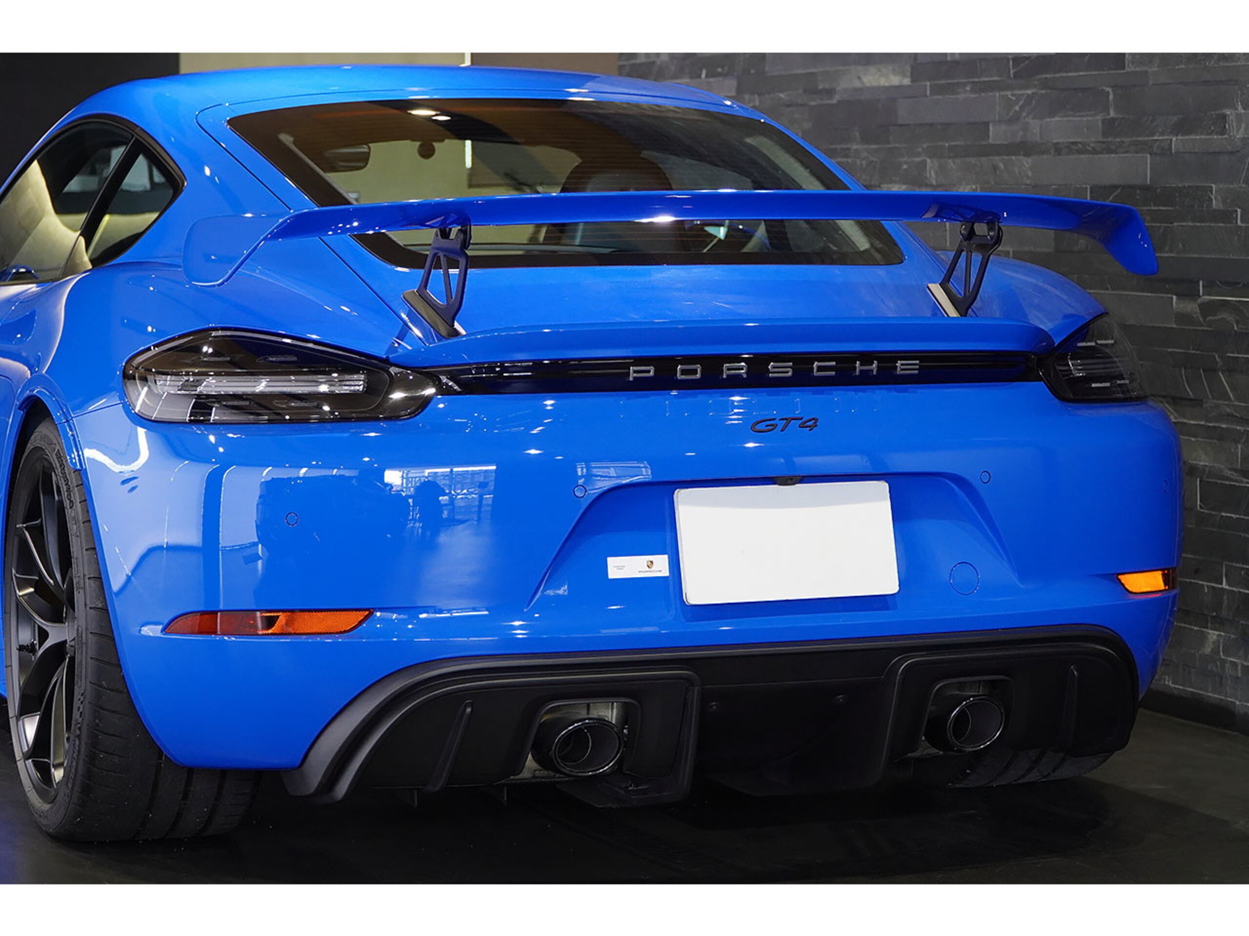 2023 Porsche 718 Cayman GT4 — Photo 7 / 18