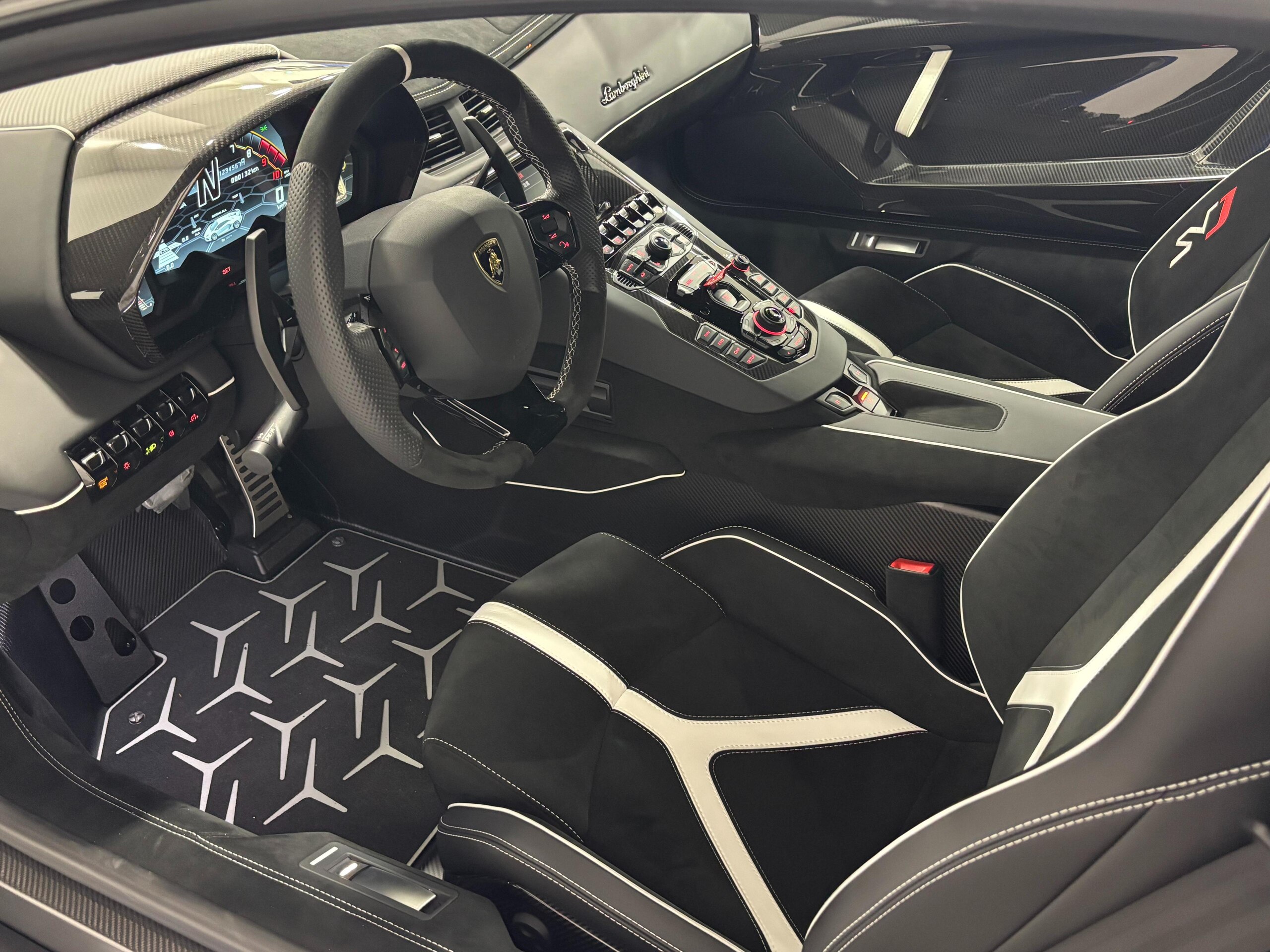 2019 Lamborghini Aventador SVJ — Photo 11 / 21