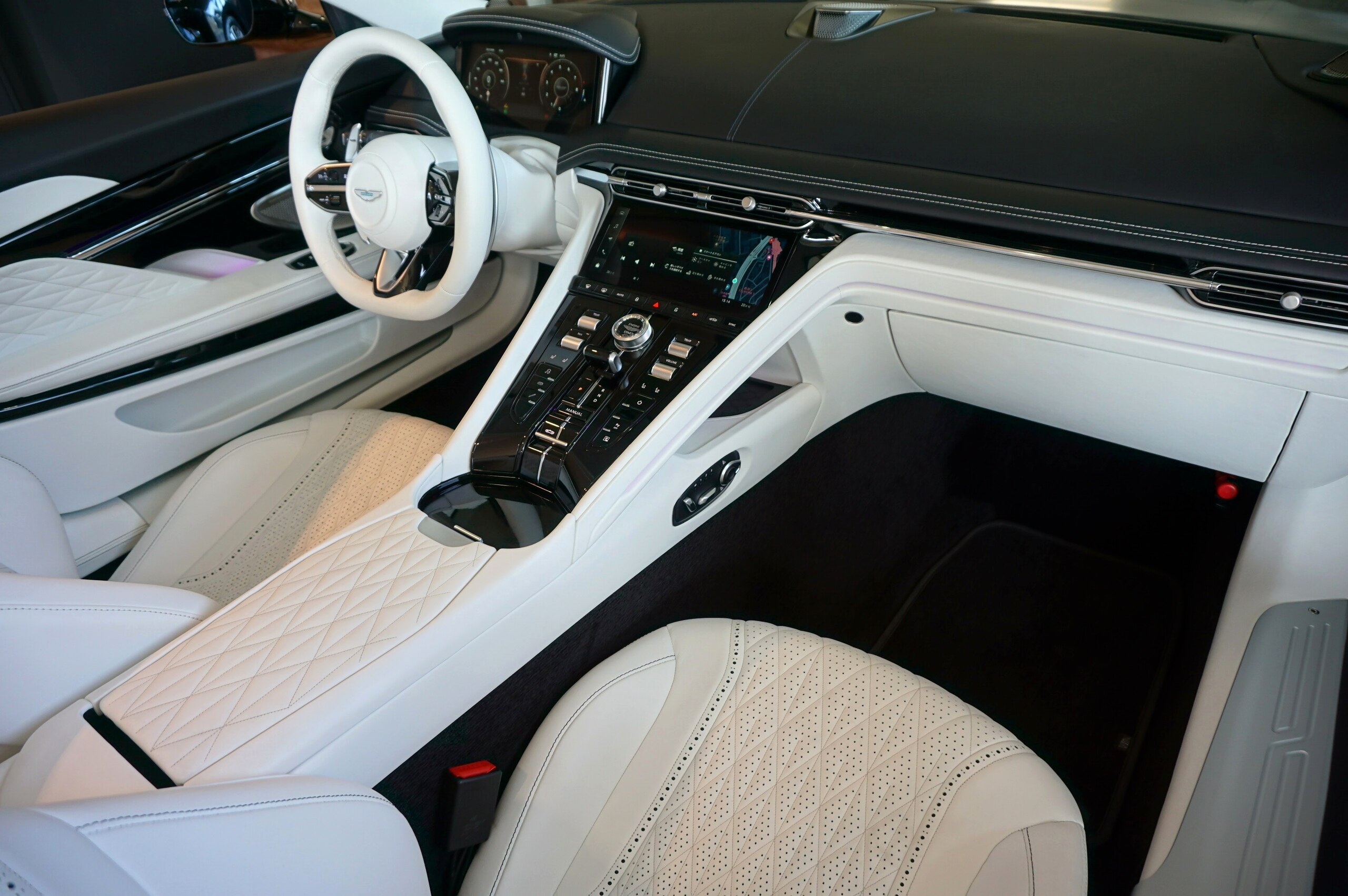 2024 Aston Martin DB12 Volante — Photo 17 / 45