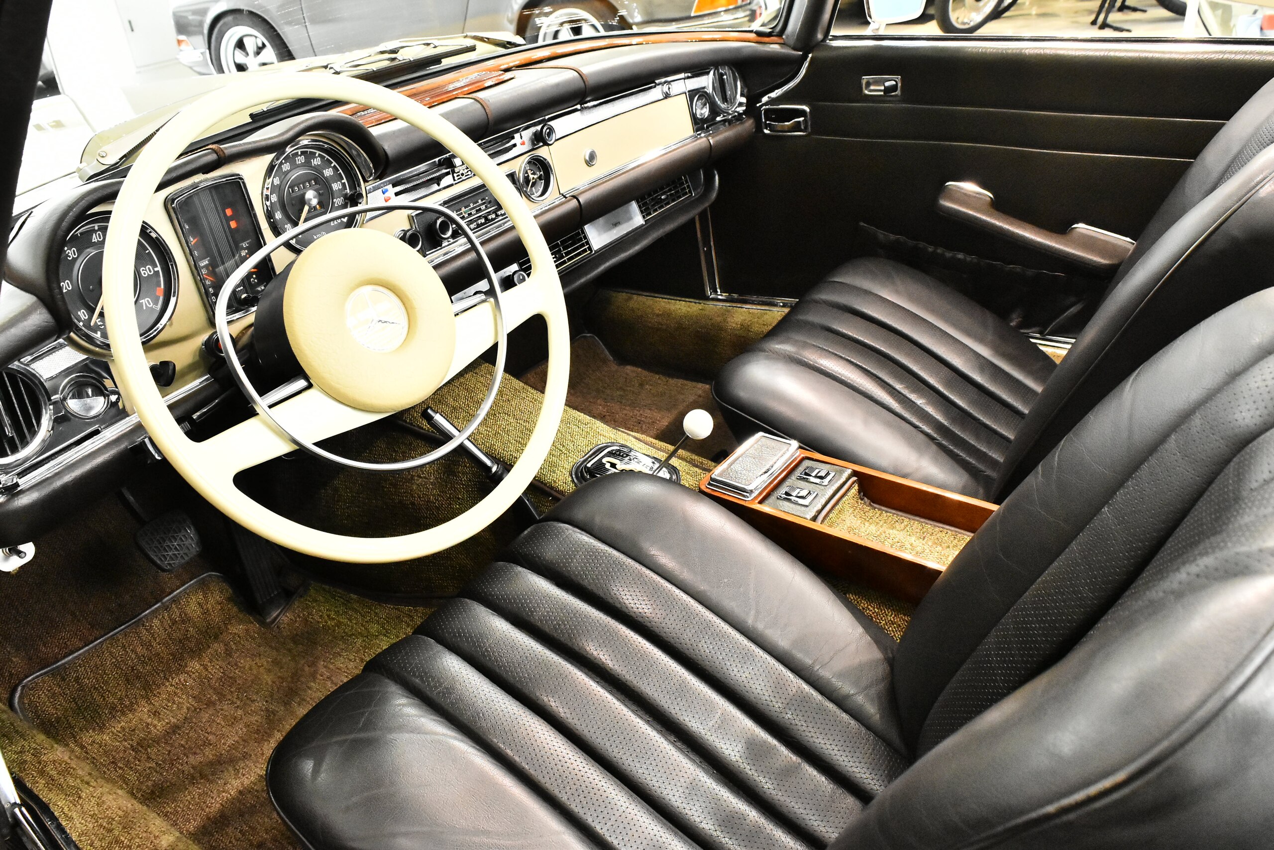 1970 Mercedes Benz 280SL — Photo 8 / 16